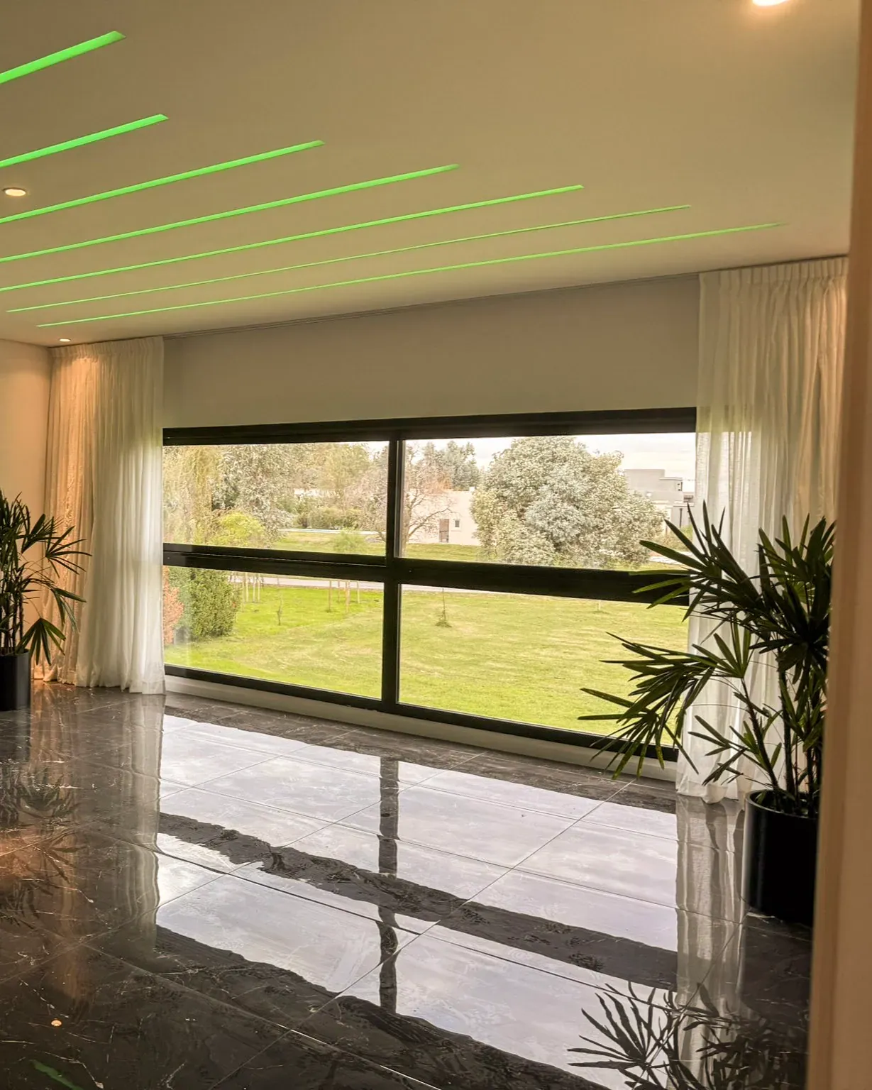 Trabajo de cortinas tradicionales en living.