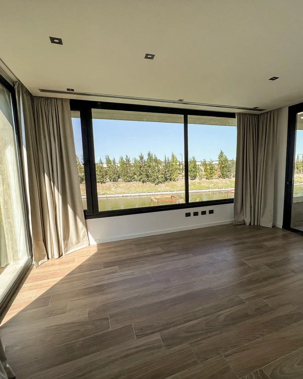 Trabajo de cortinas tradicionales en living.