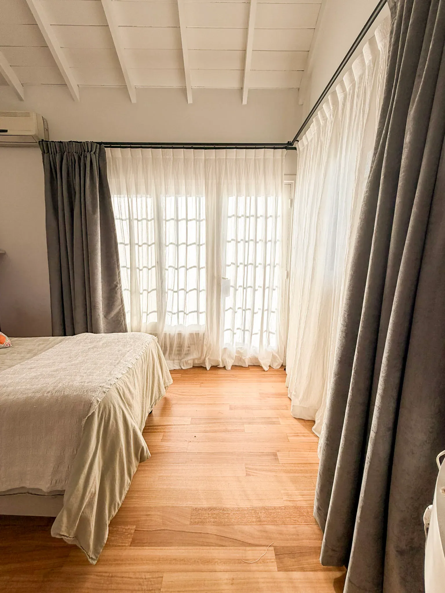 Trabajo de cortinas tradicionales en dormitorios y dormitorio principal.