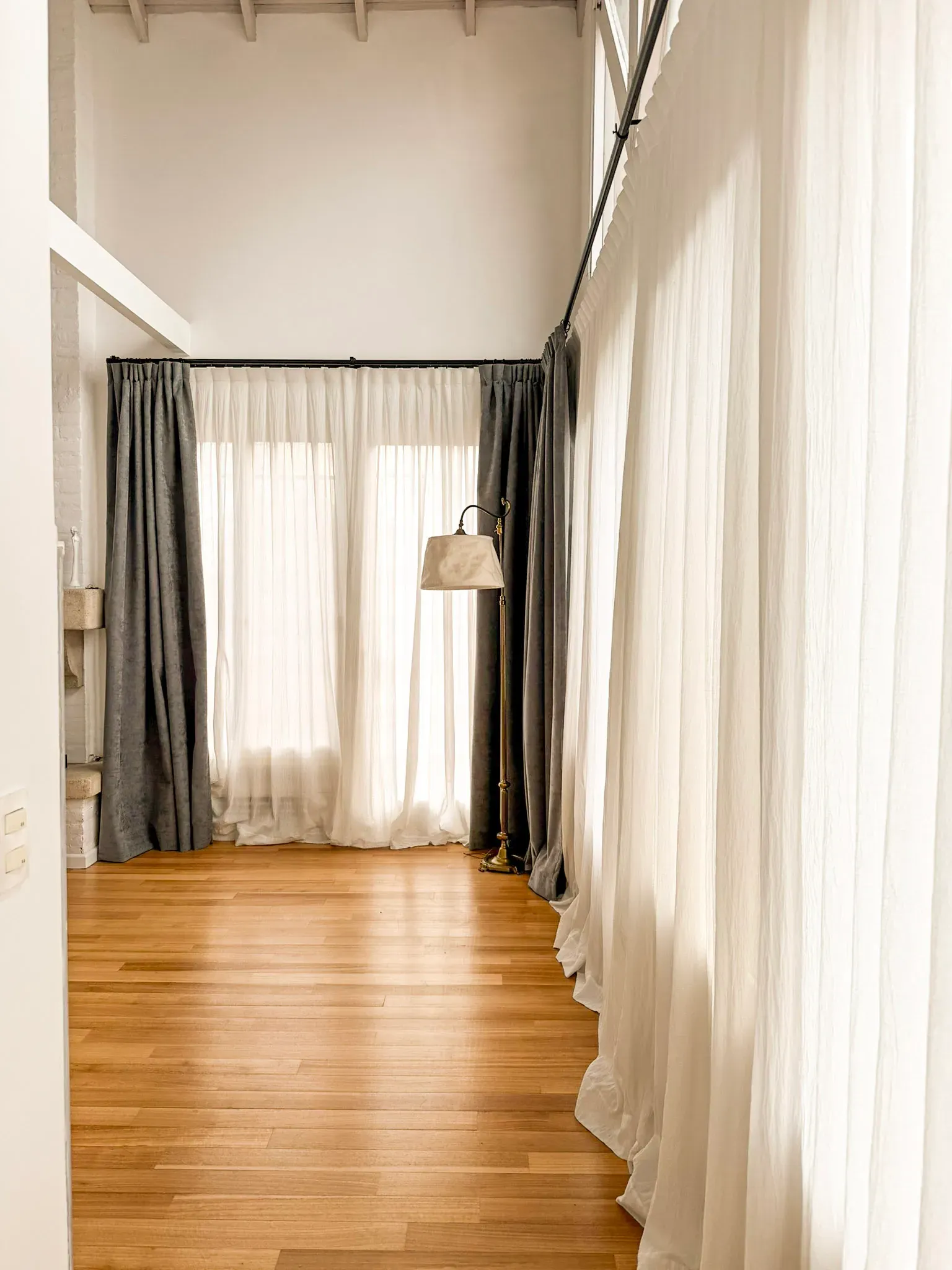 Trabajo de cortinas tradicionales en living.