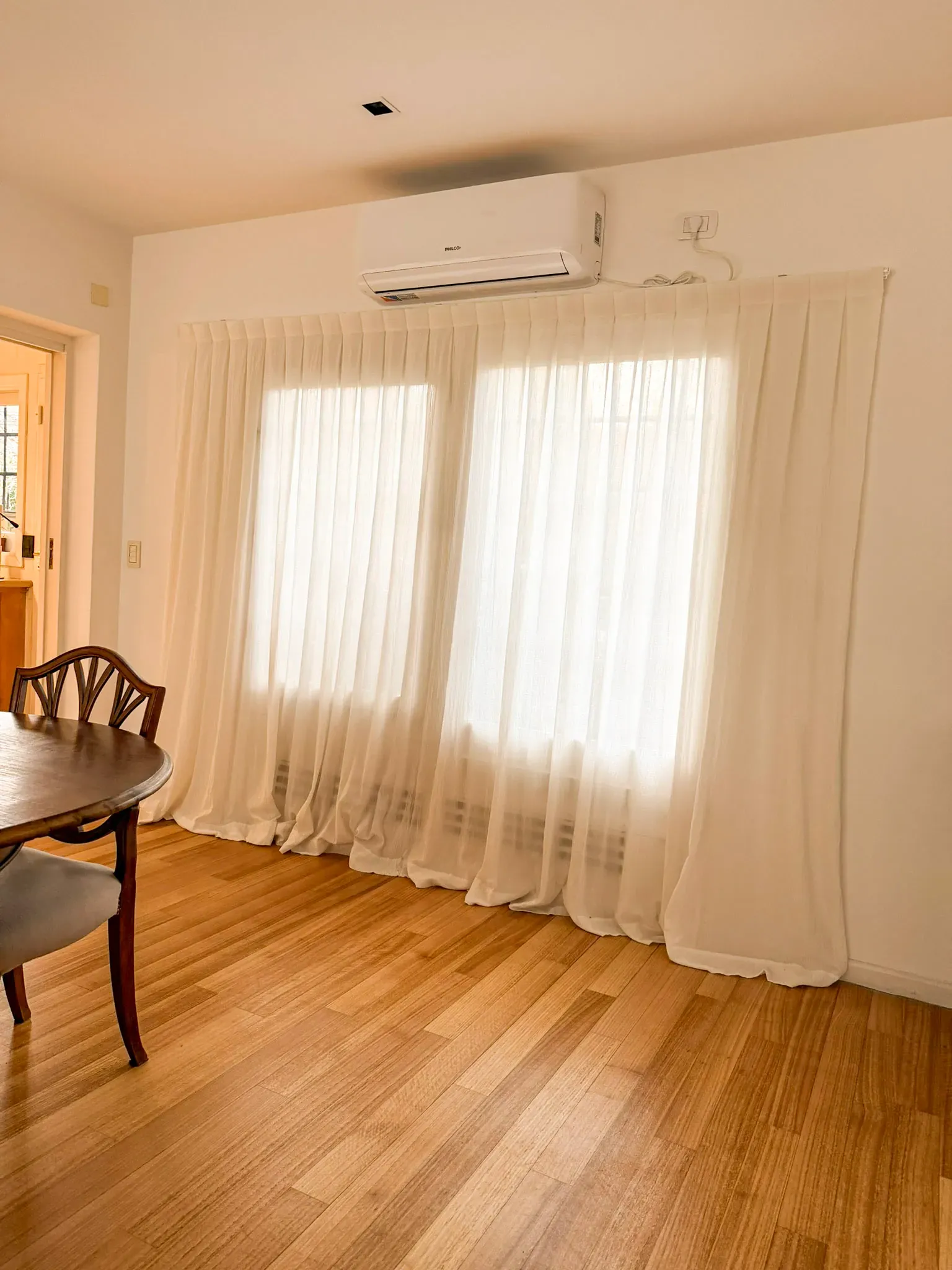 Trabajo de cortinas tradicionales en comedor.