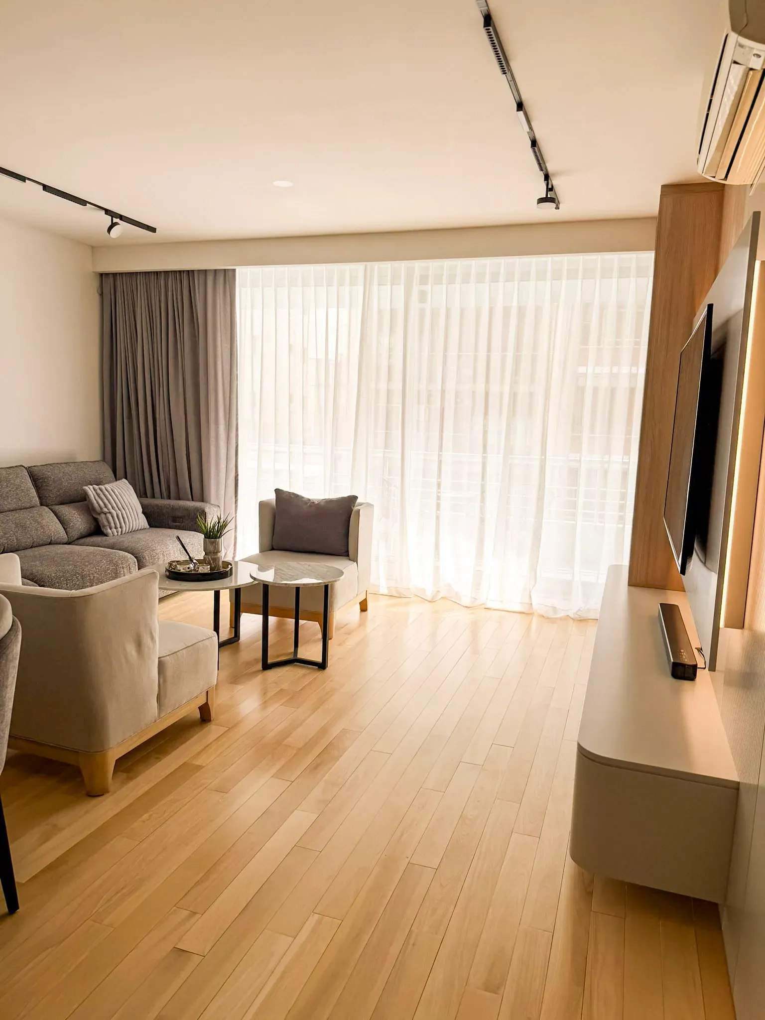 Trabajo de cortinas tradicionales en living.
