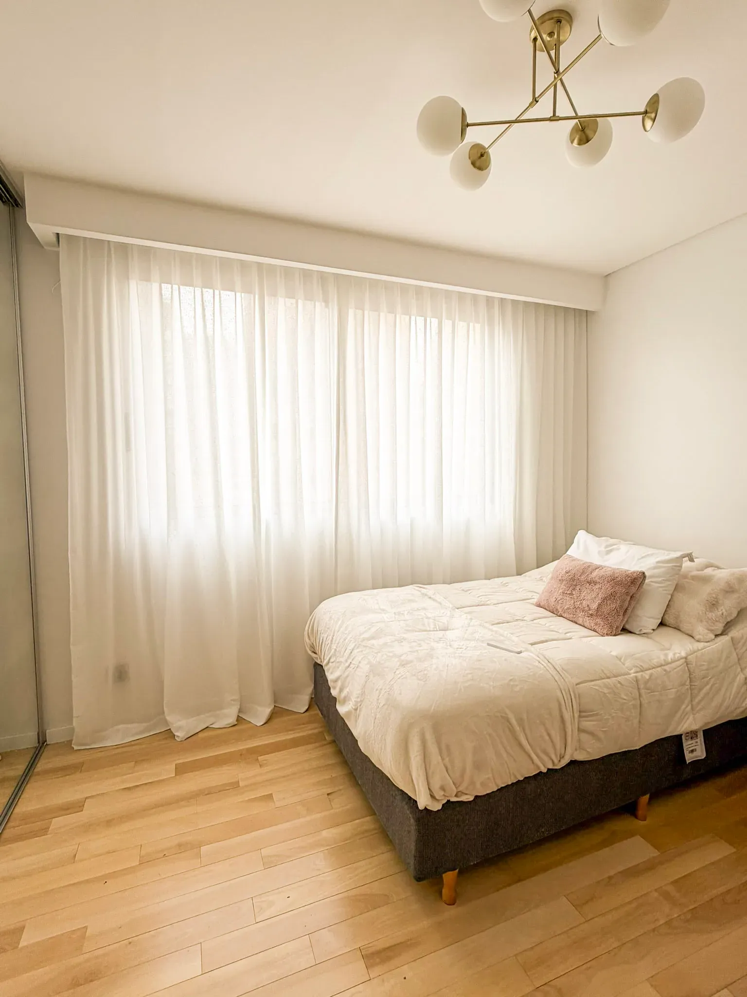 Trabajo de cortinas tradicionales en dormitorios y dormitorio principal.