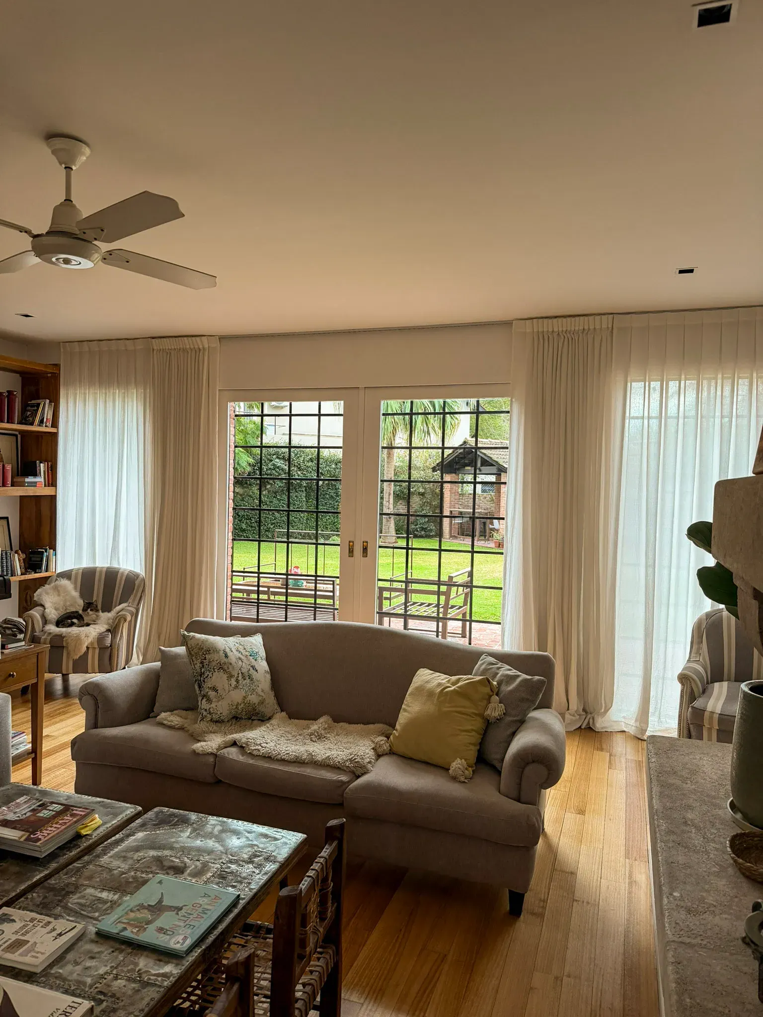 Trabajo de cortinas tradicionales en living.