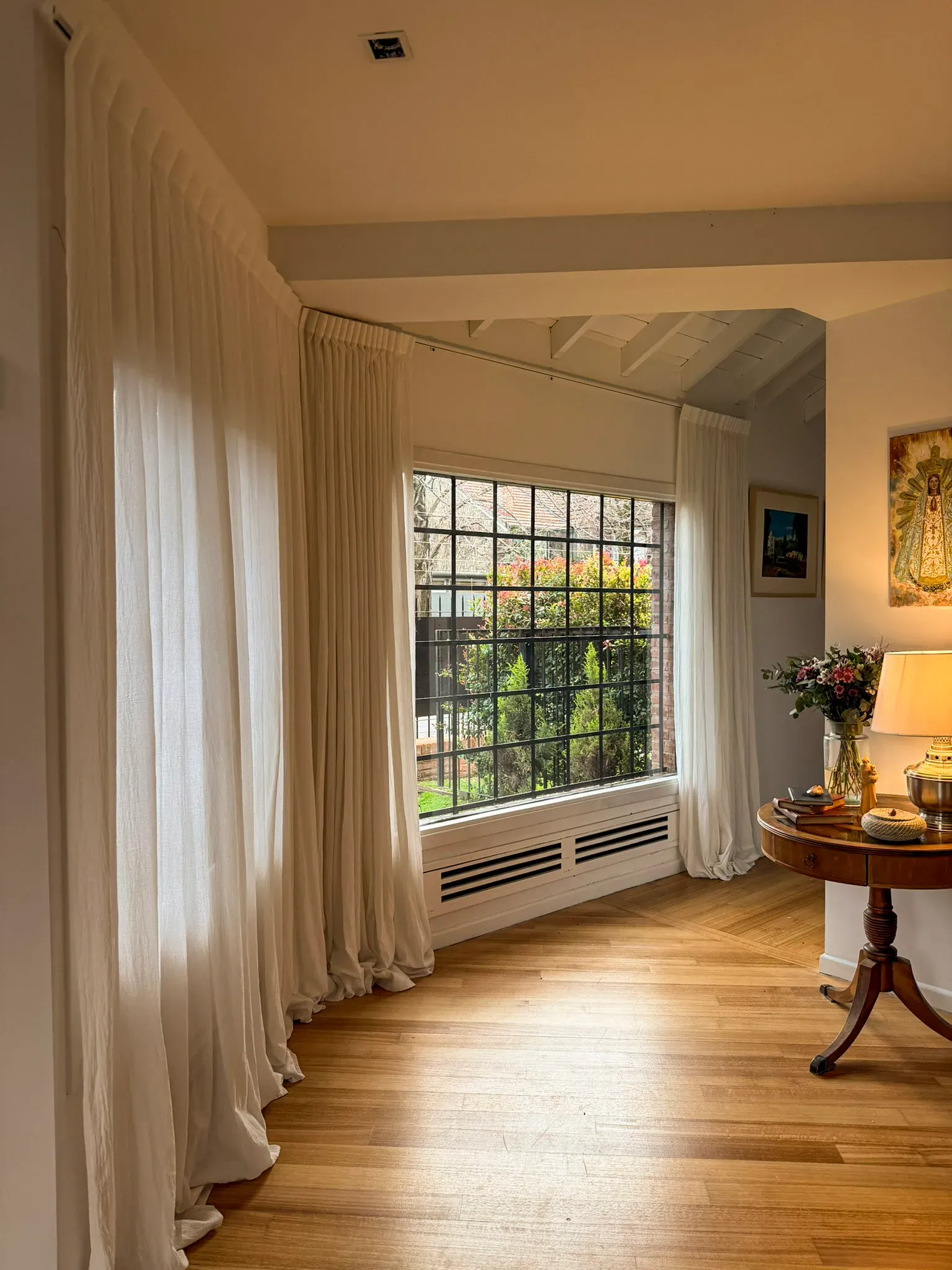 Trabajo de cortinas tradicionales en living.