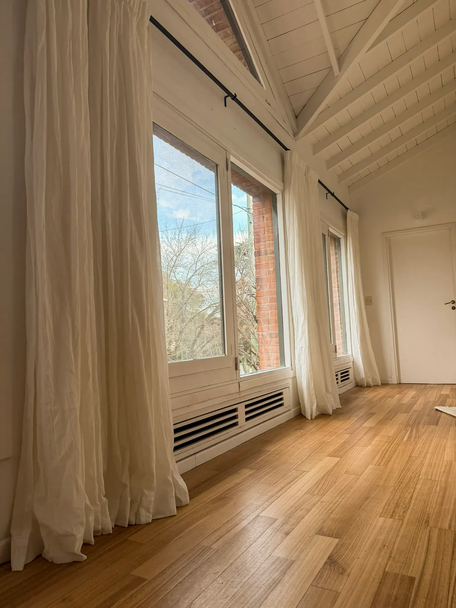 Trabajo de cortinas tradicionales en living.