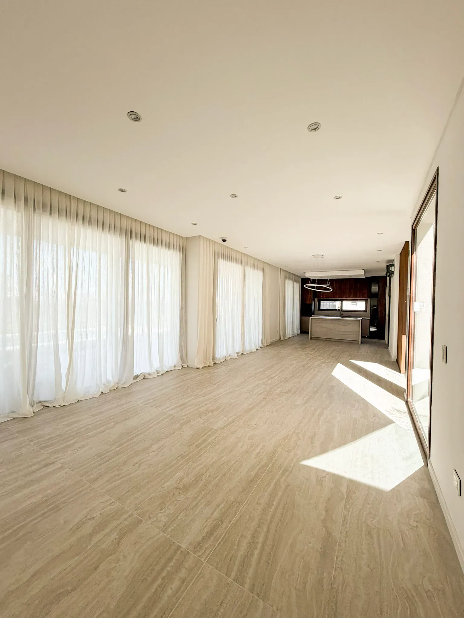 Trabajo de cortinas tradicionales en living y cocina.