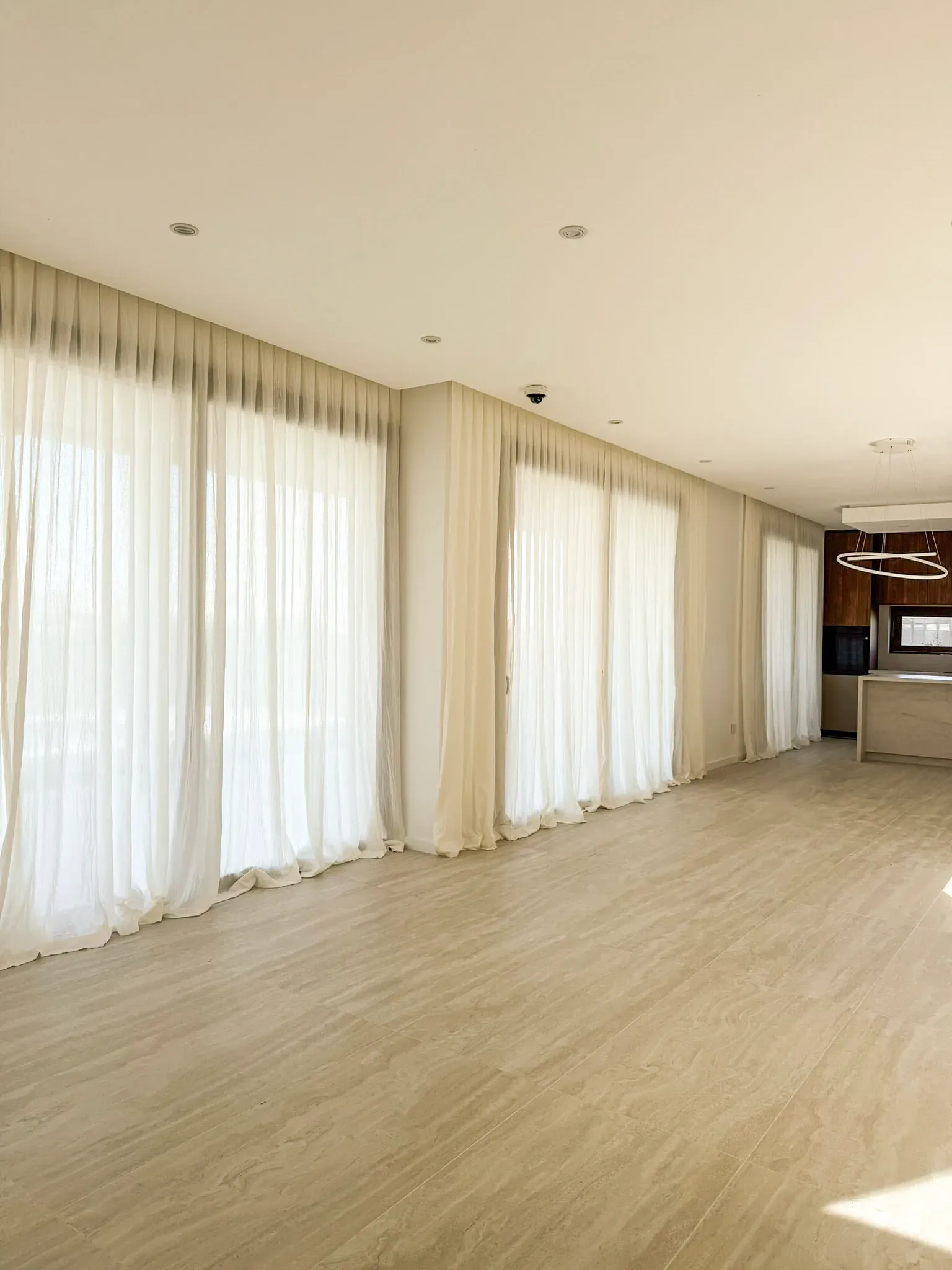 Trabajo de cortinas tradicionales en living, comedor y cocina.