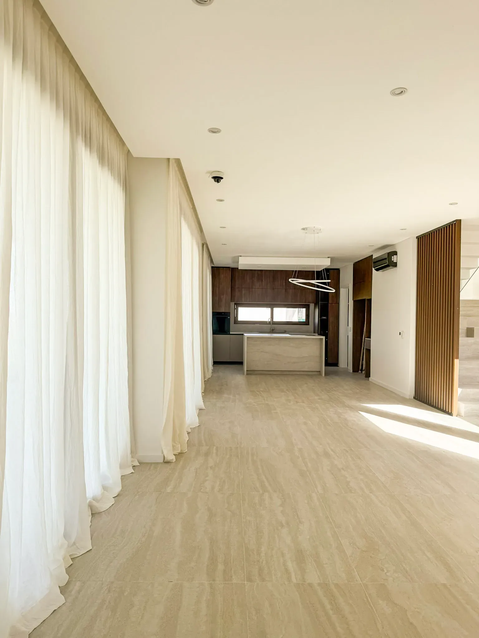 Trabajo de cortinas tradicionales en cocina.
