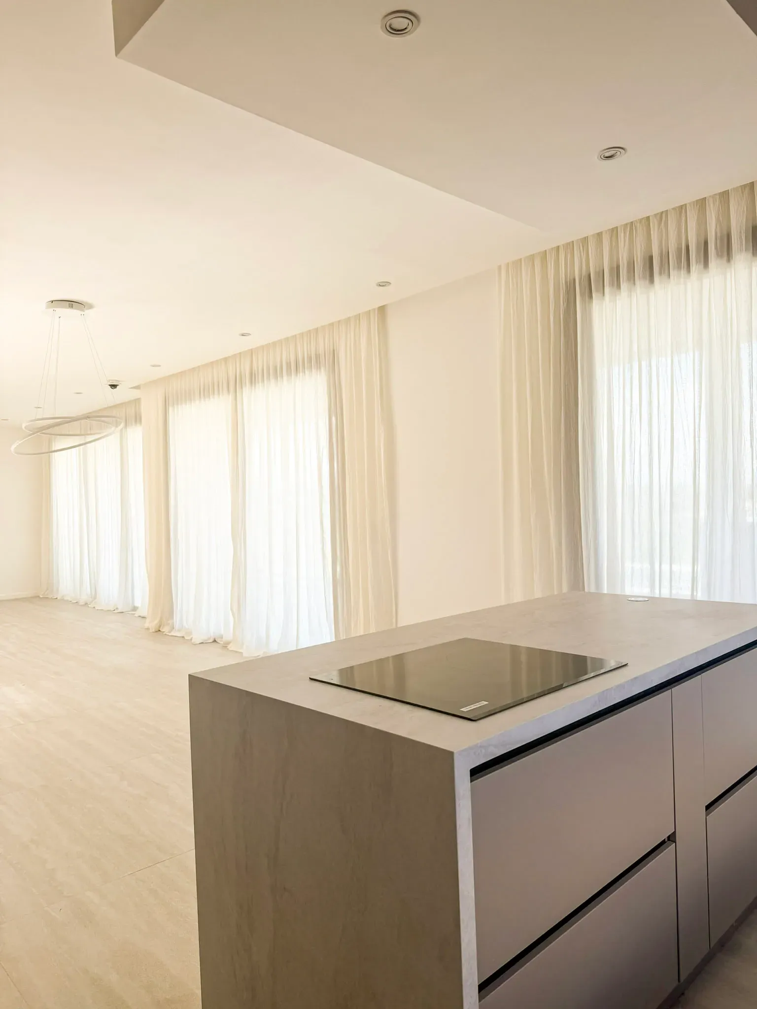 Trabajo de cortinas tradicionales en comedor y cocina.