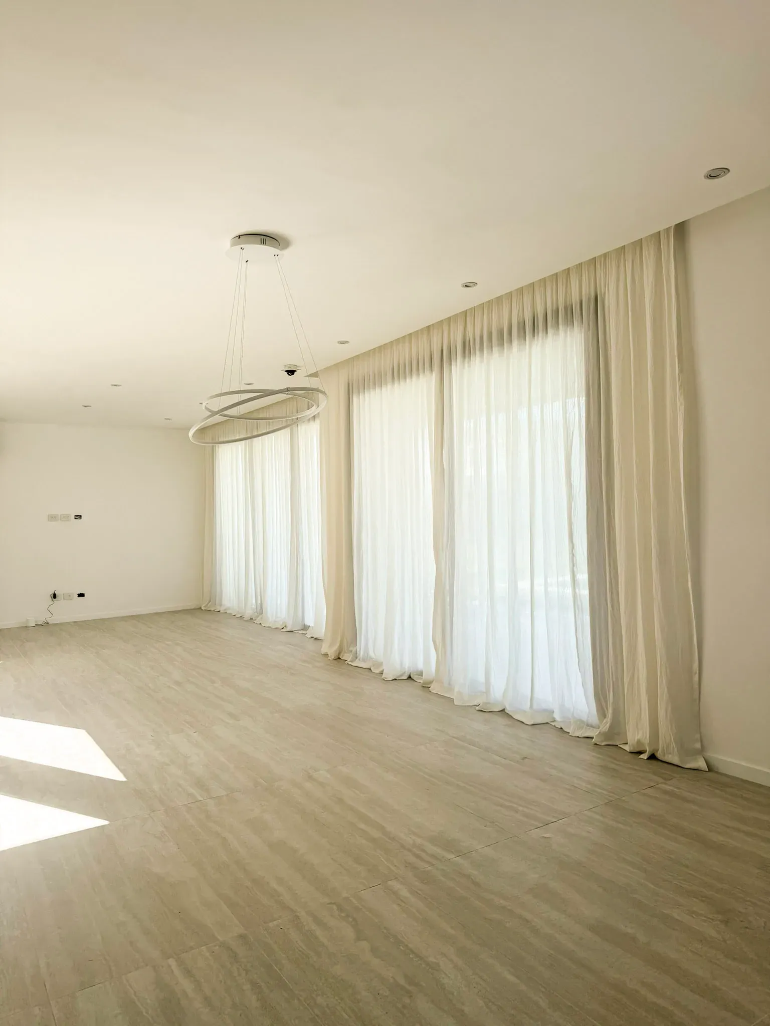 Trabajo de cortinas tradicionales en living.