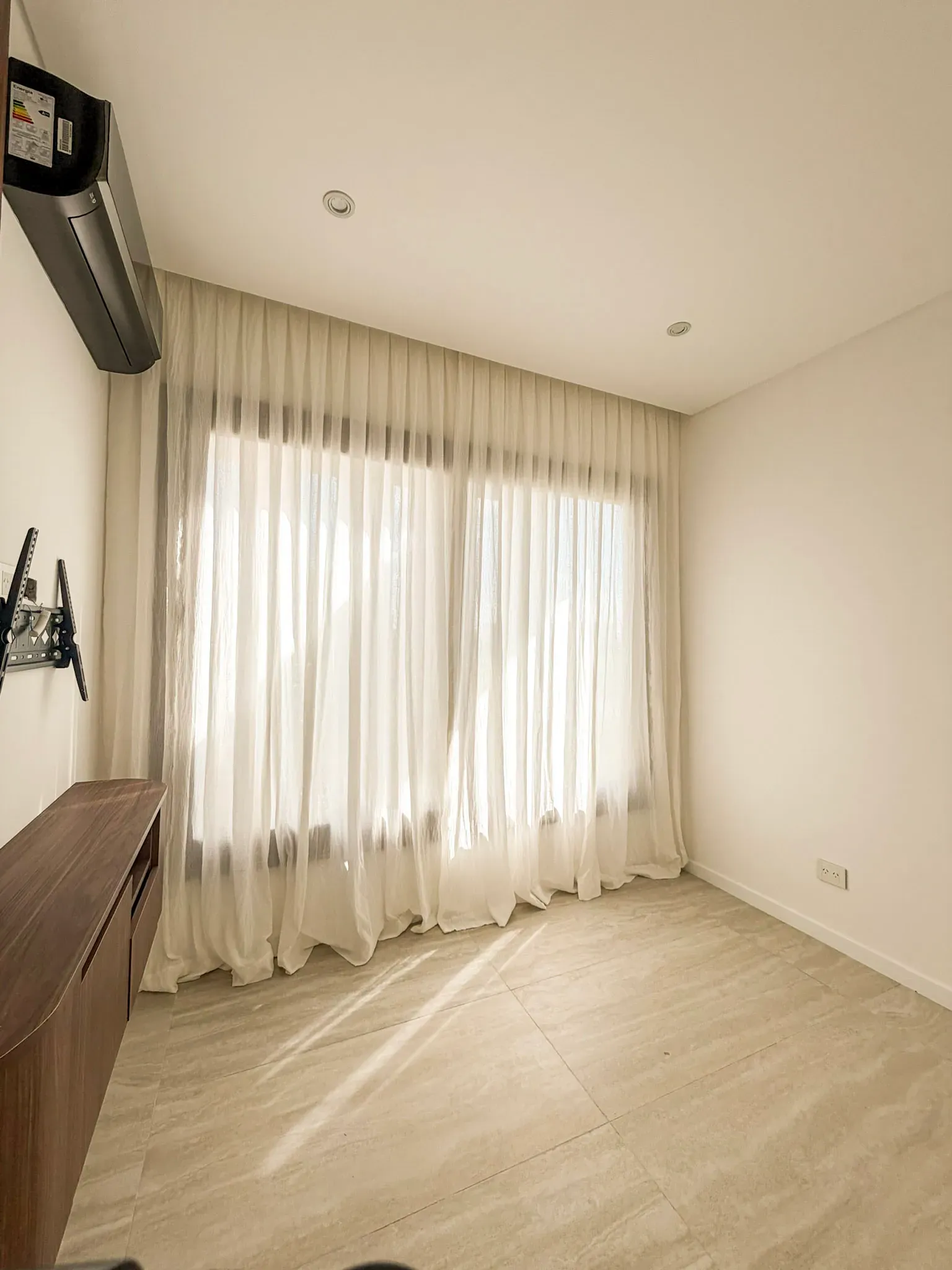 Trabajo de cortinas tradicionales en dormitorios.