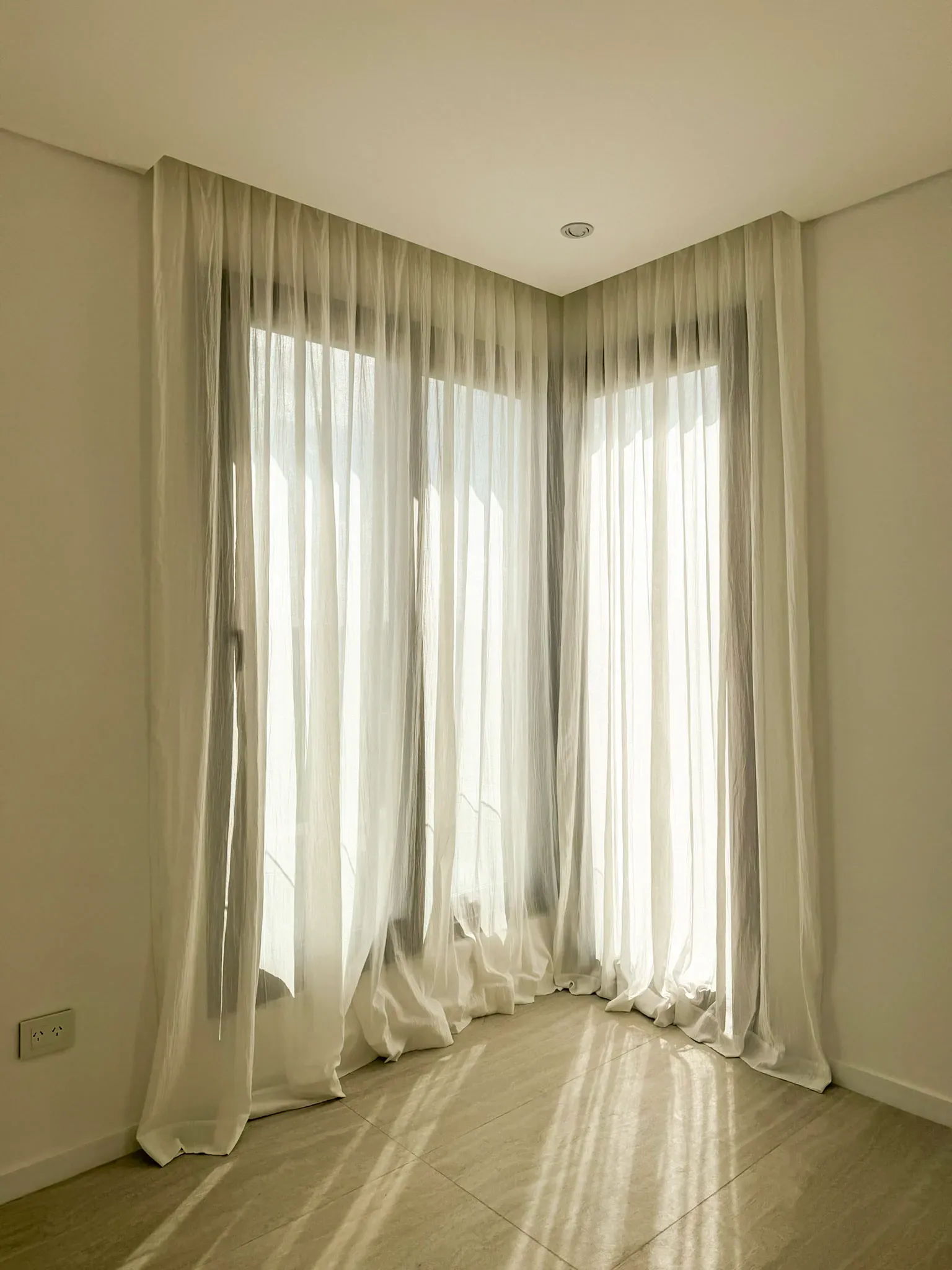 Trabajo de cortinas tradicionales en dormitorios.