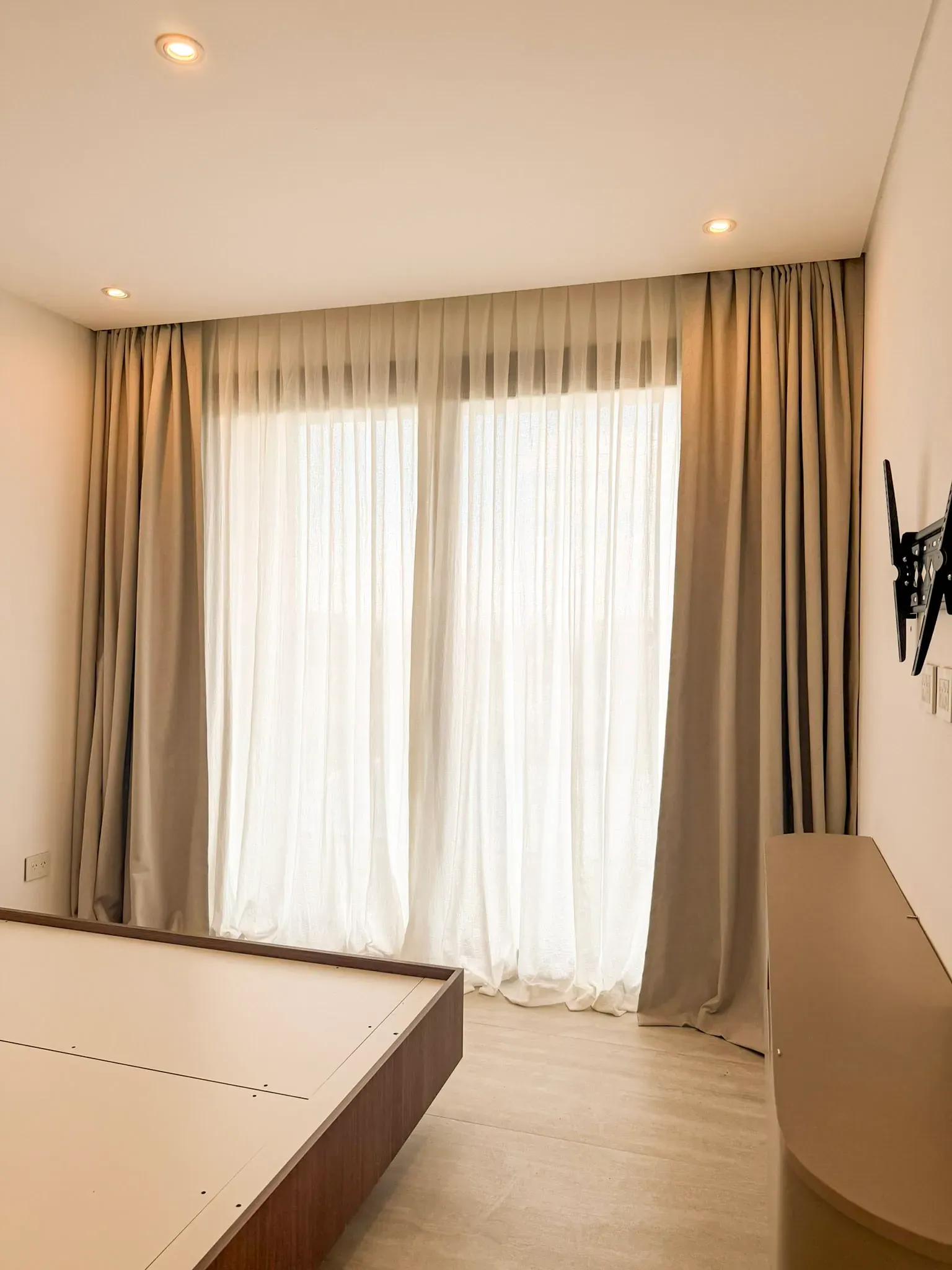 Trabajo de cortinas tradicionales en dormitorios.