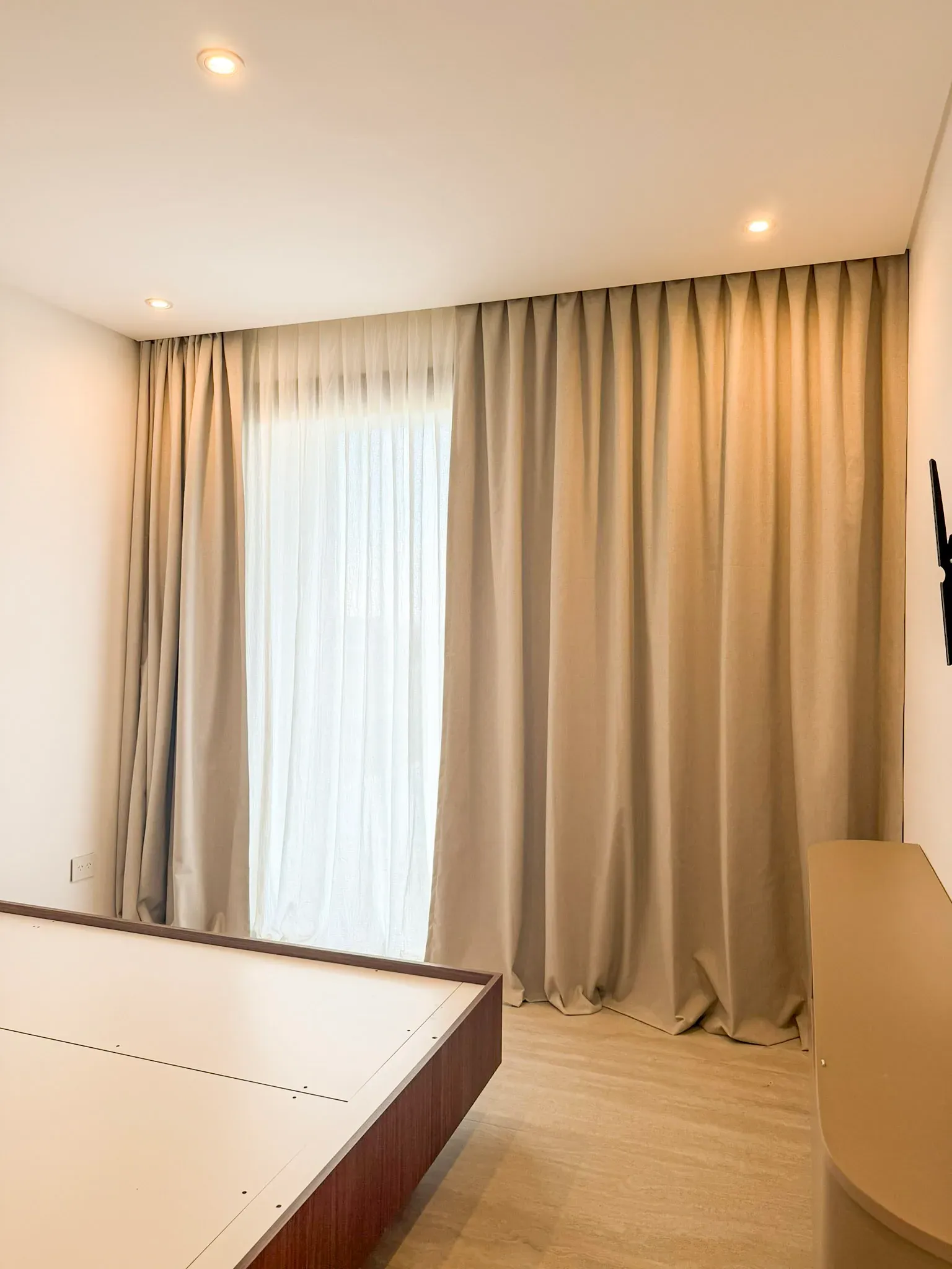 Trabajo de cortinas tradicionales en dormitorios.