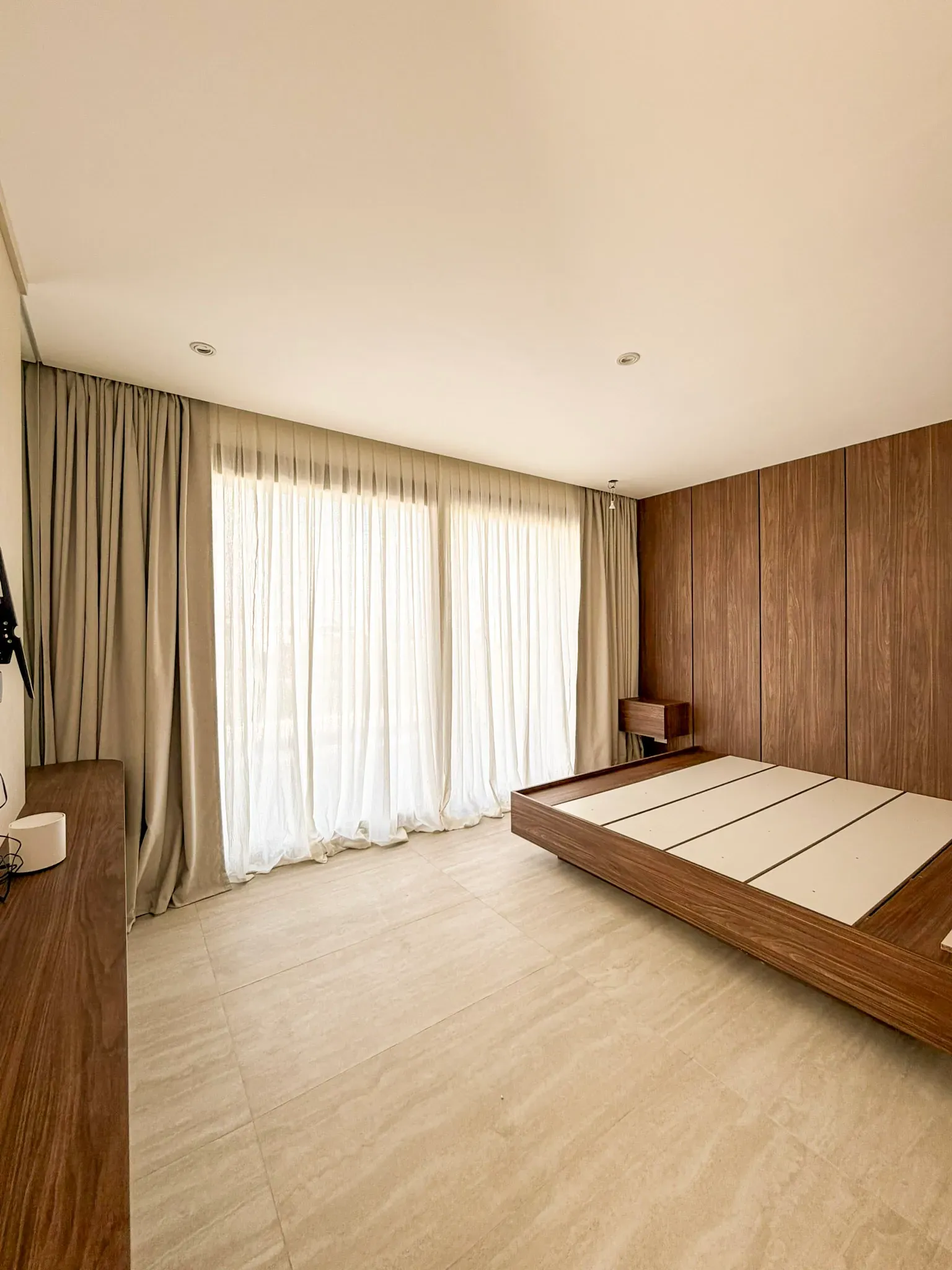 Trabajo de cortinas tradicionales en dormitorios y dormitorio principal.
