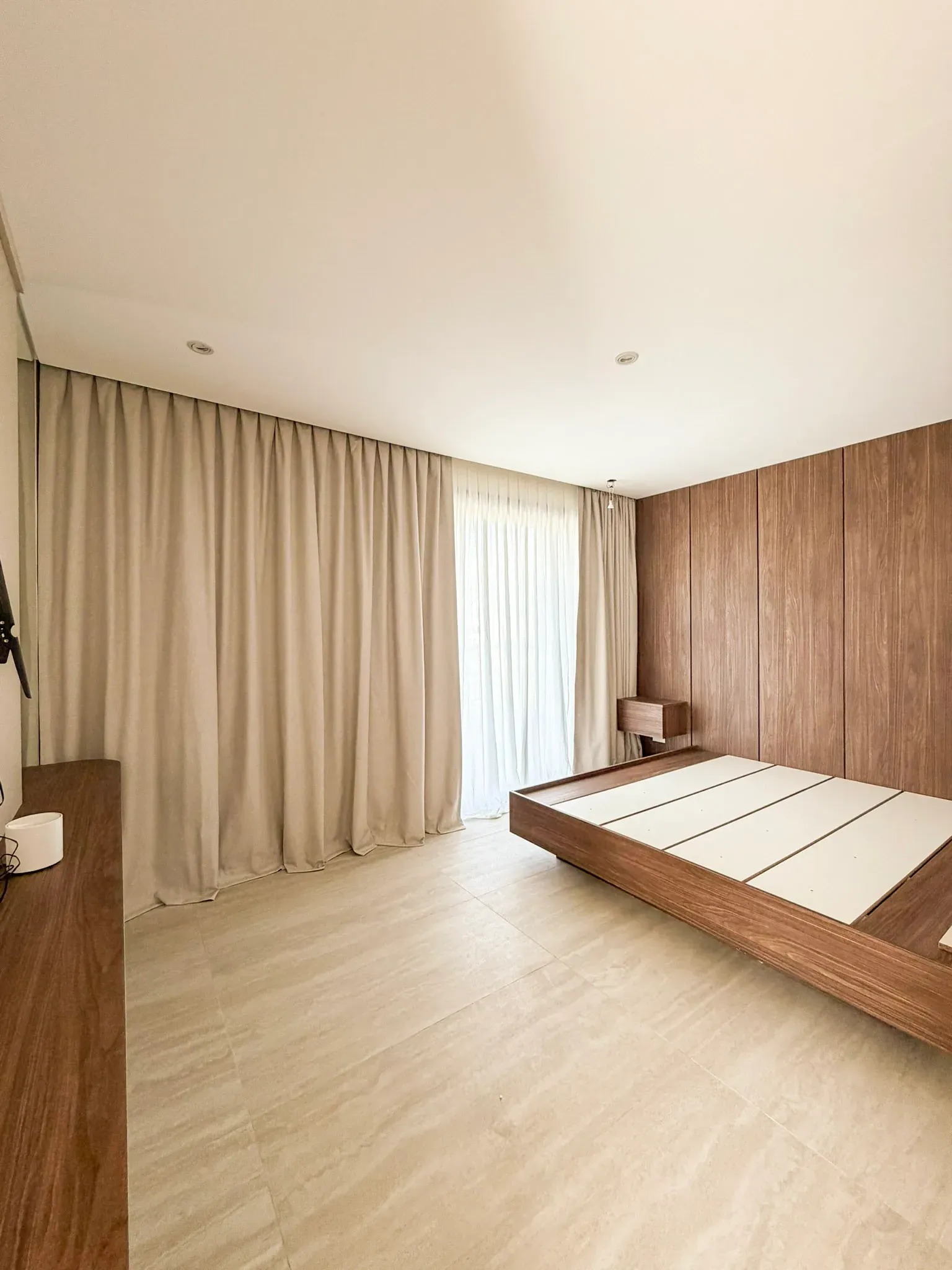 Trabajo de cortinas tradicionales en dormitorios y dormitorio principal.