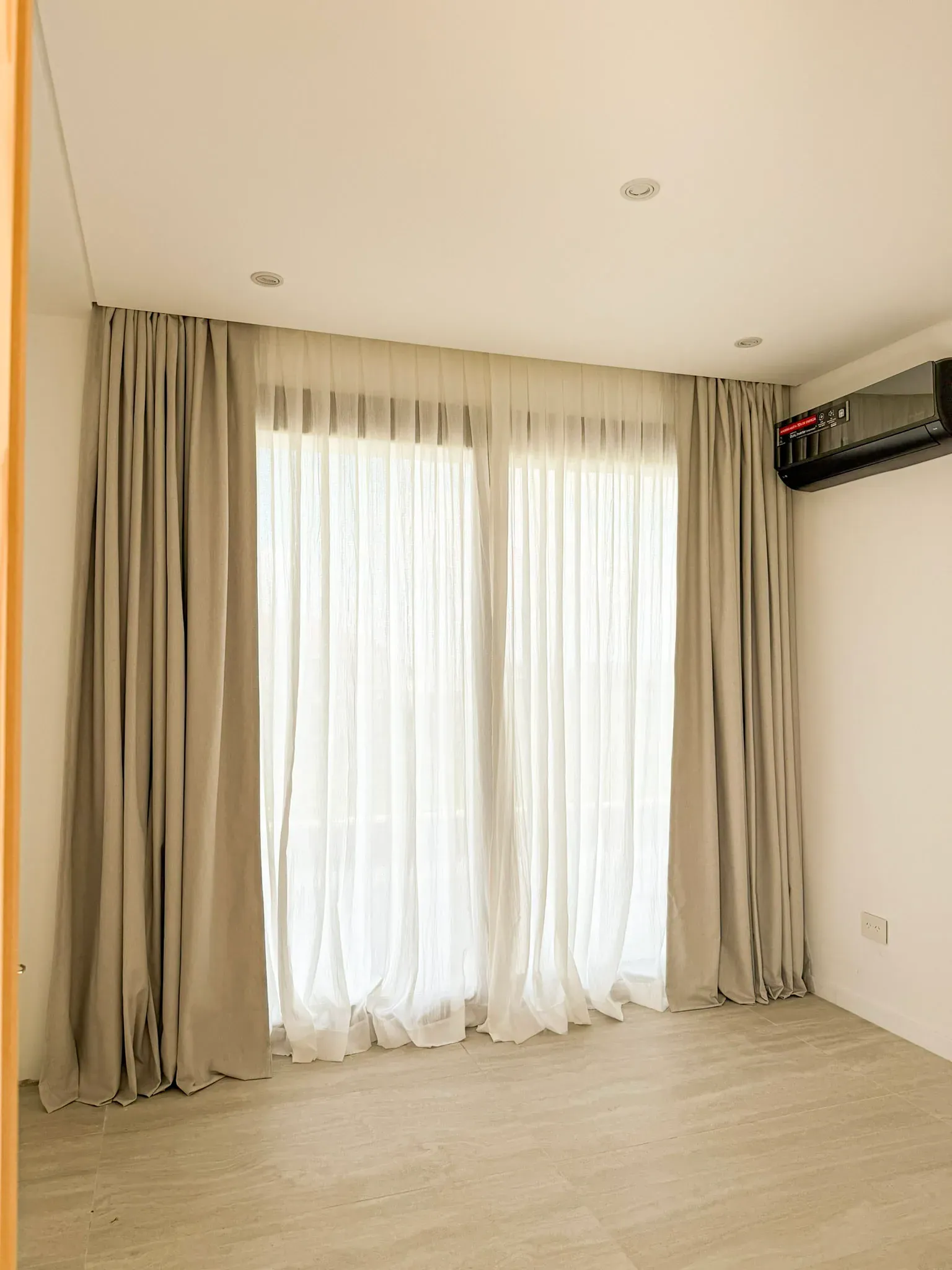 Trabajo de cortinas tradicionales en dormitorios y dormitorio principal.