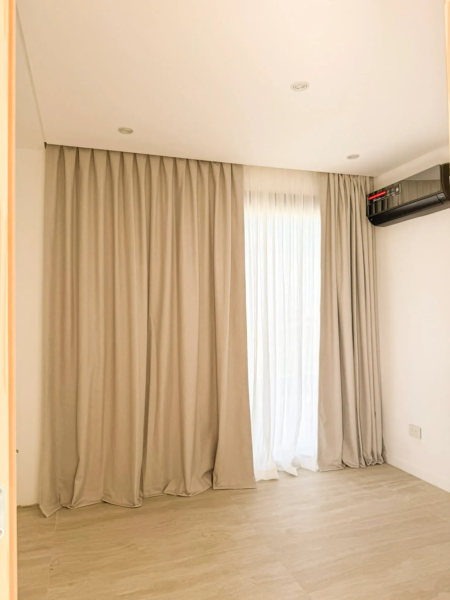 Trabajo de cortinas tradicionales en dormitorios y dormitorio principal.