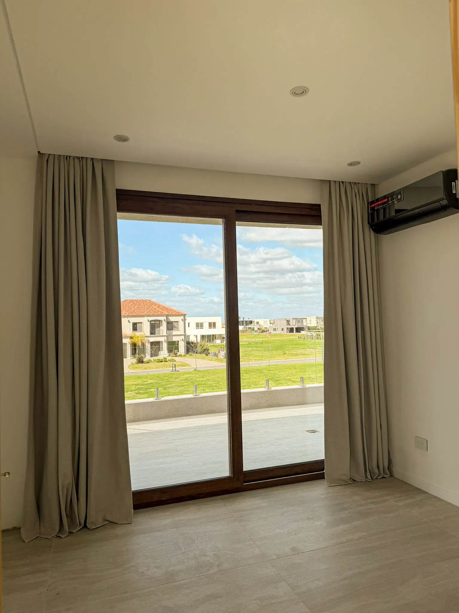 Trabajo de cortinas tradicionales en dormitorios y dormitorio principal.