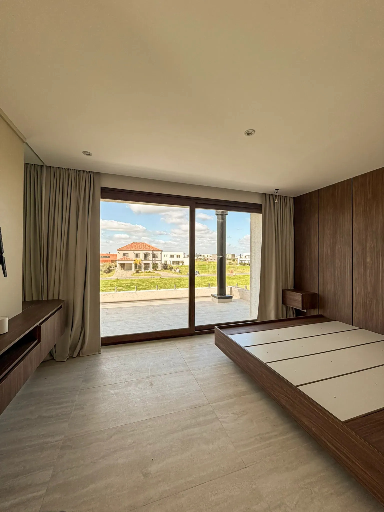 Trabajo de cortinas tradicionales en dormitorios y dormitorio principal.
