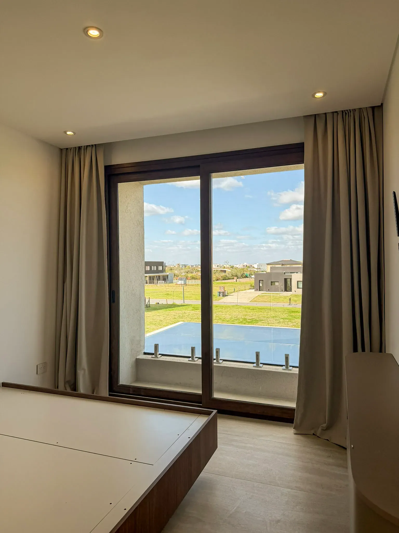 Trabajo de cortinas tradicionales en dormitorios y dormitorio principal.