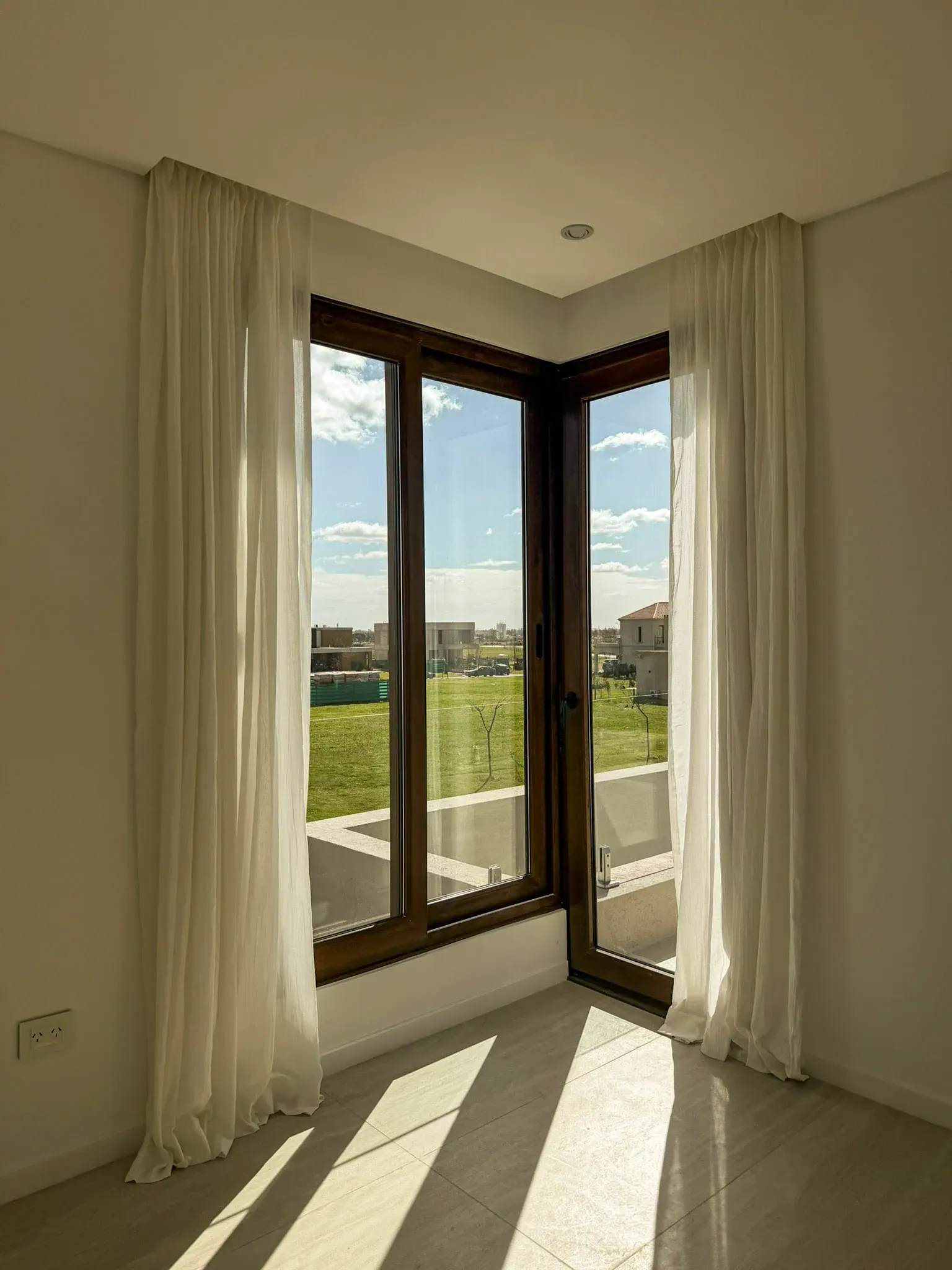 Trabajo de cortinas tradicionales en dormitorios y dormitorio principal.
