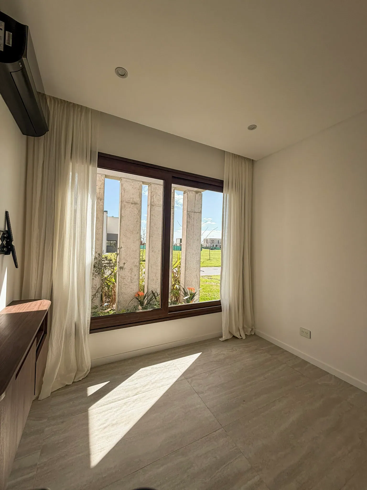 Trabajo de cortinas tradicionales en dormitorios y dormitorio principal.