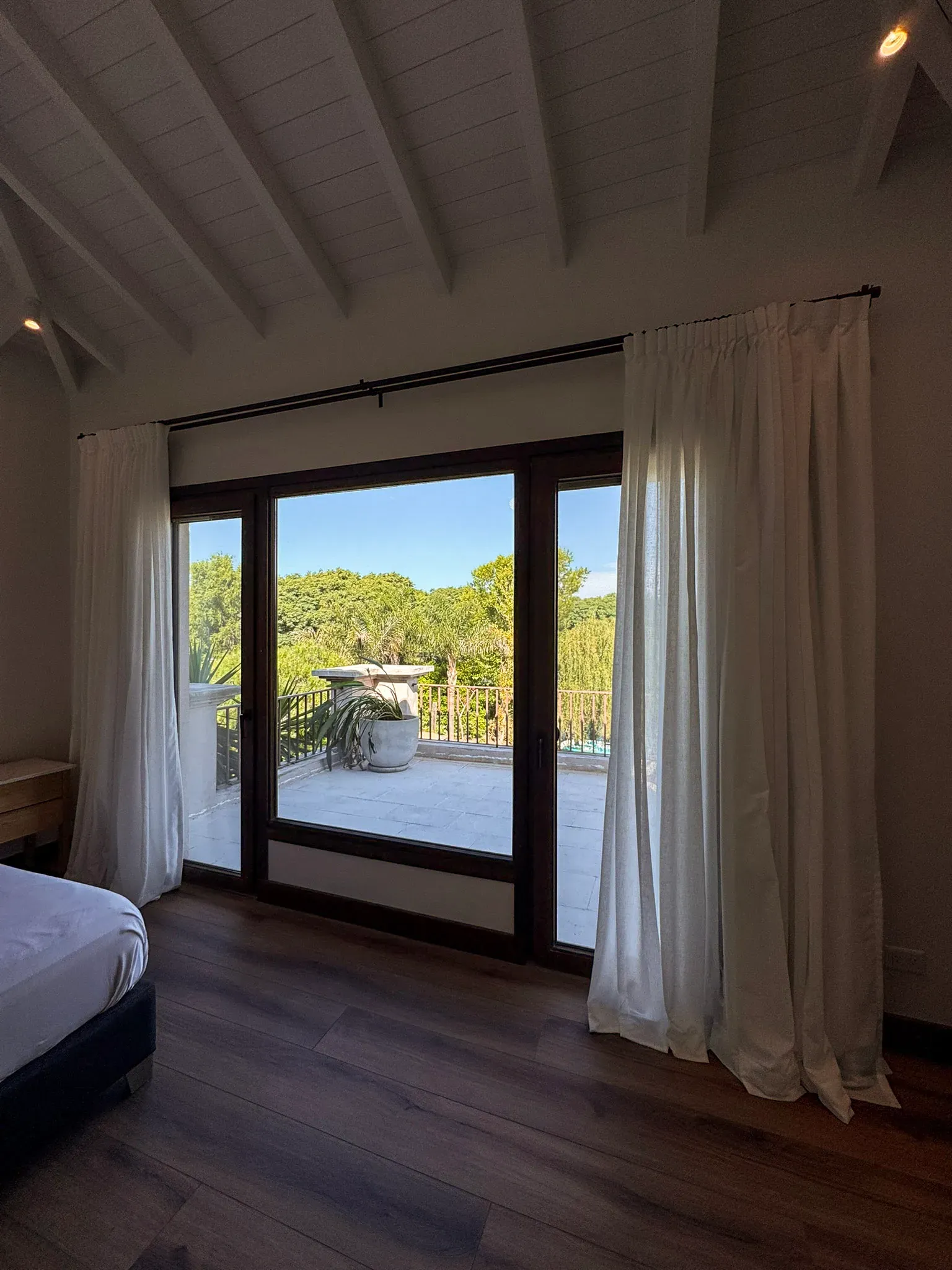 Trabajo de cortinas tradicionales en living.