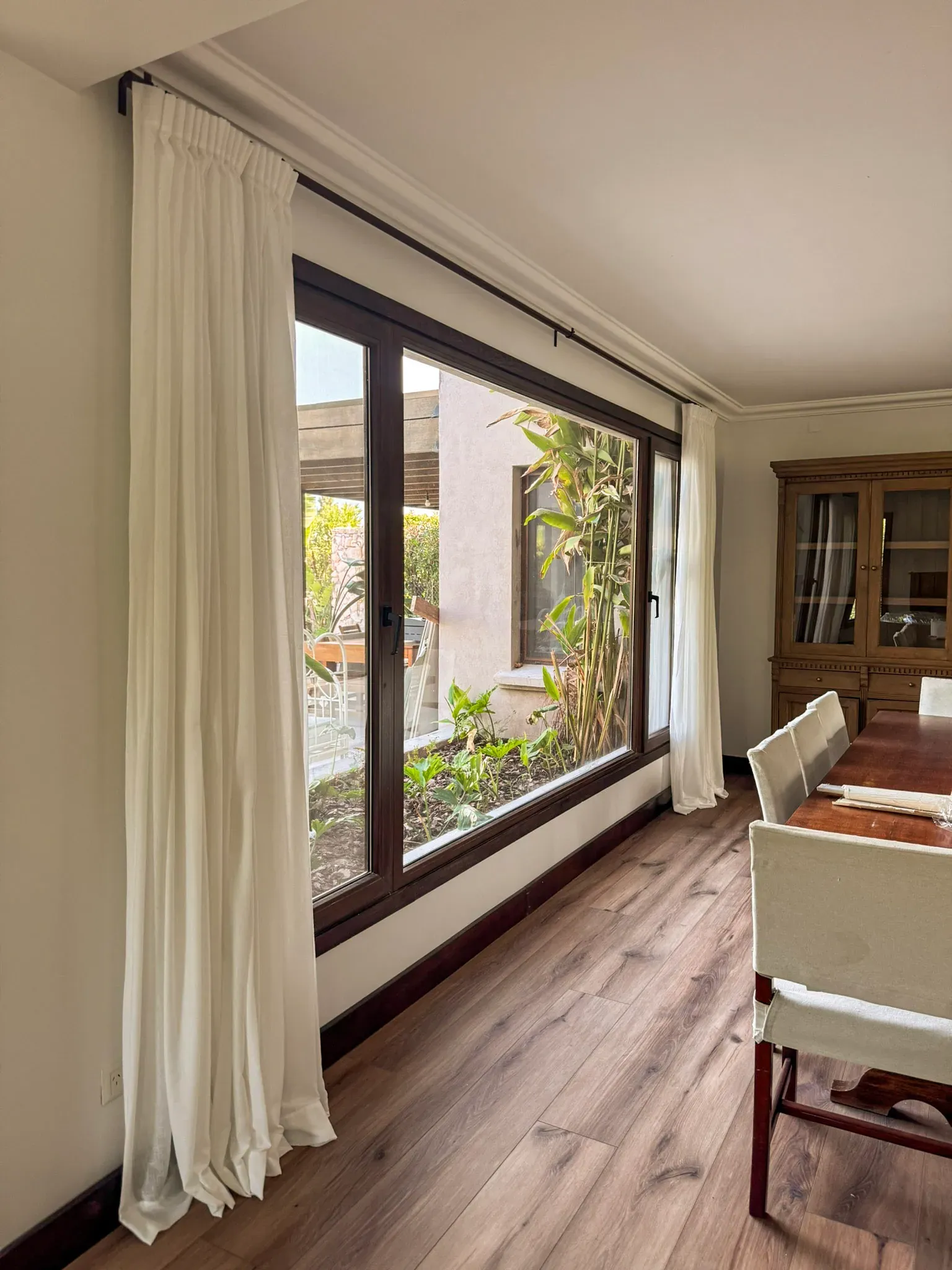 Trabajo de cortinas tradicionales en living.