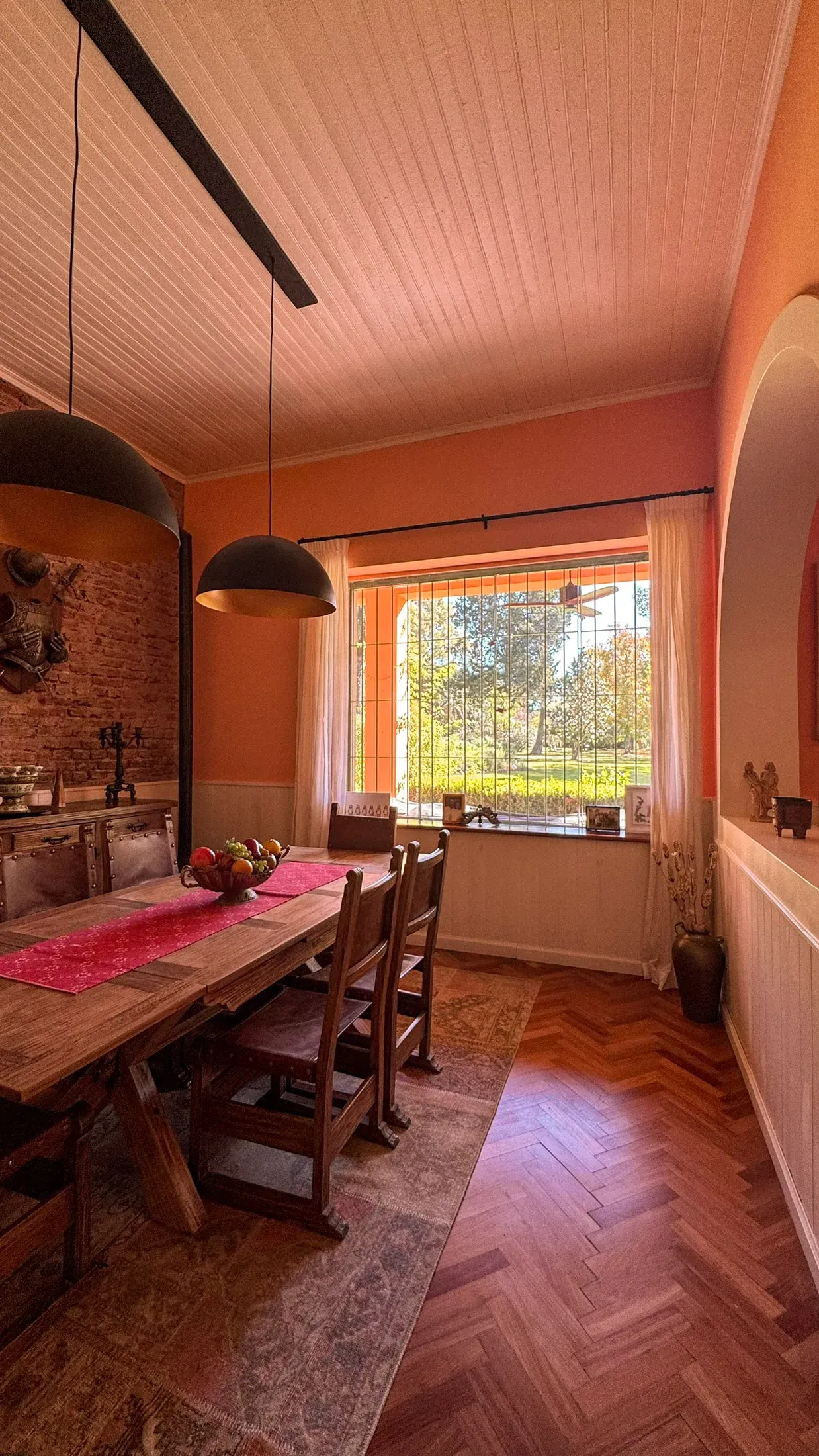 Trabajo de cortinas tradicionales en comedor y cocina.