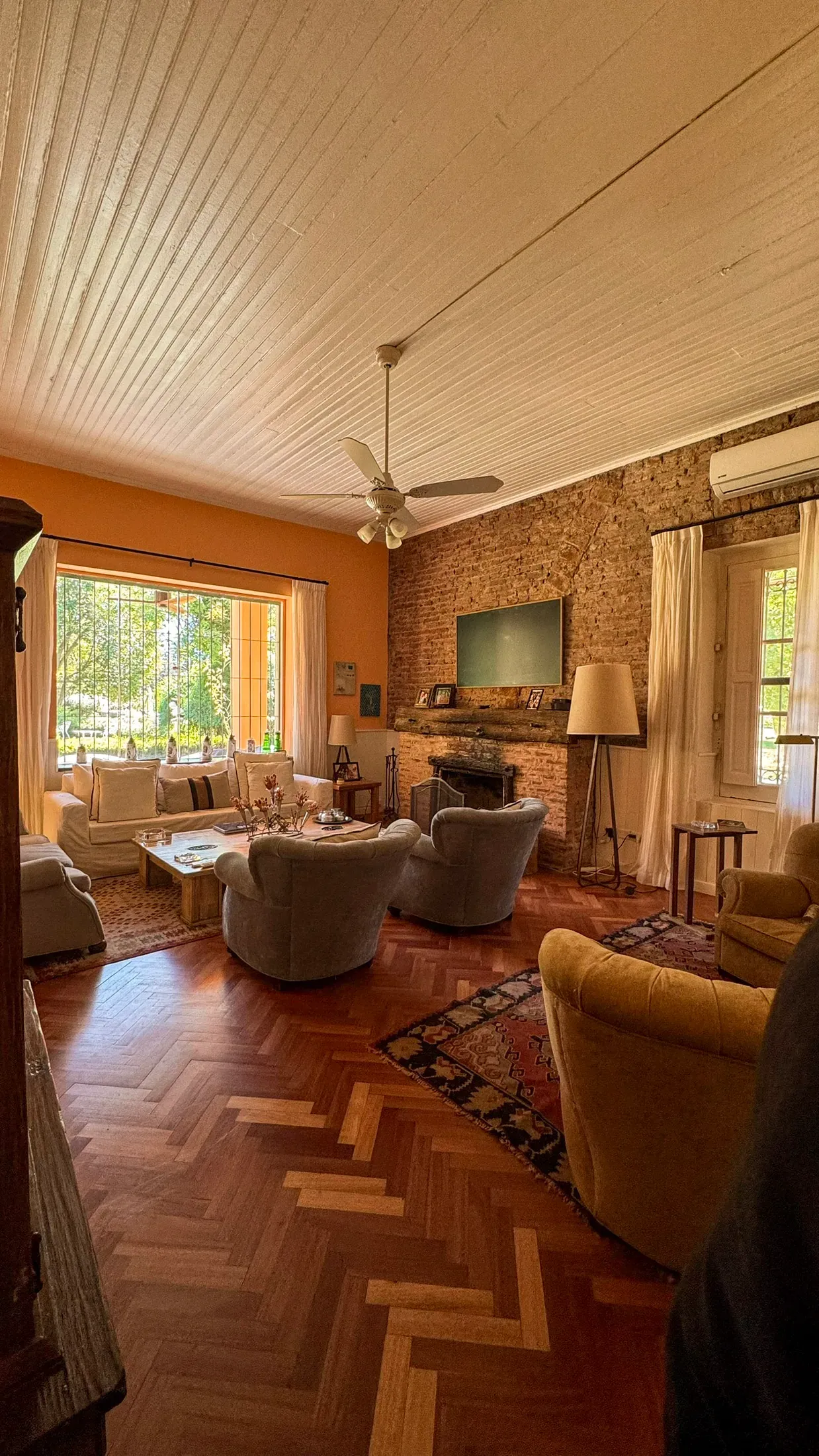 Trabajo de cortinas tradicionales en living.