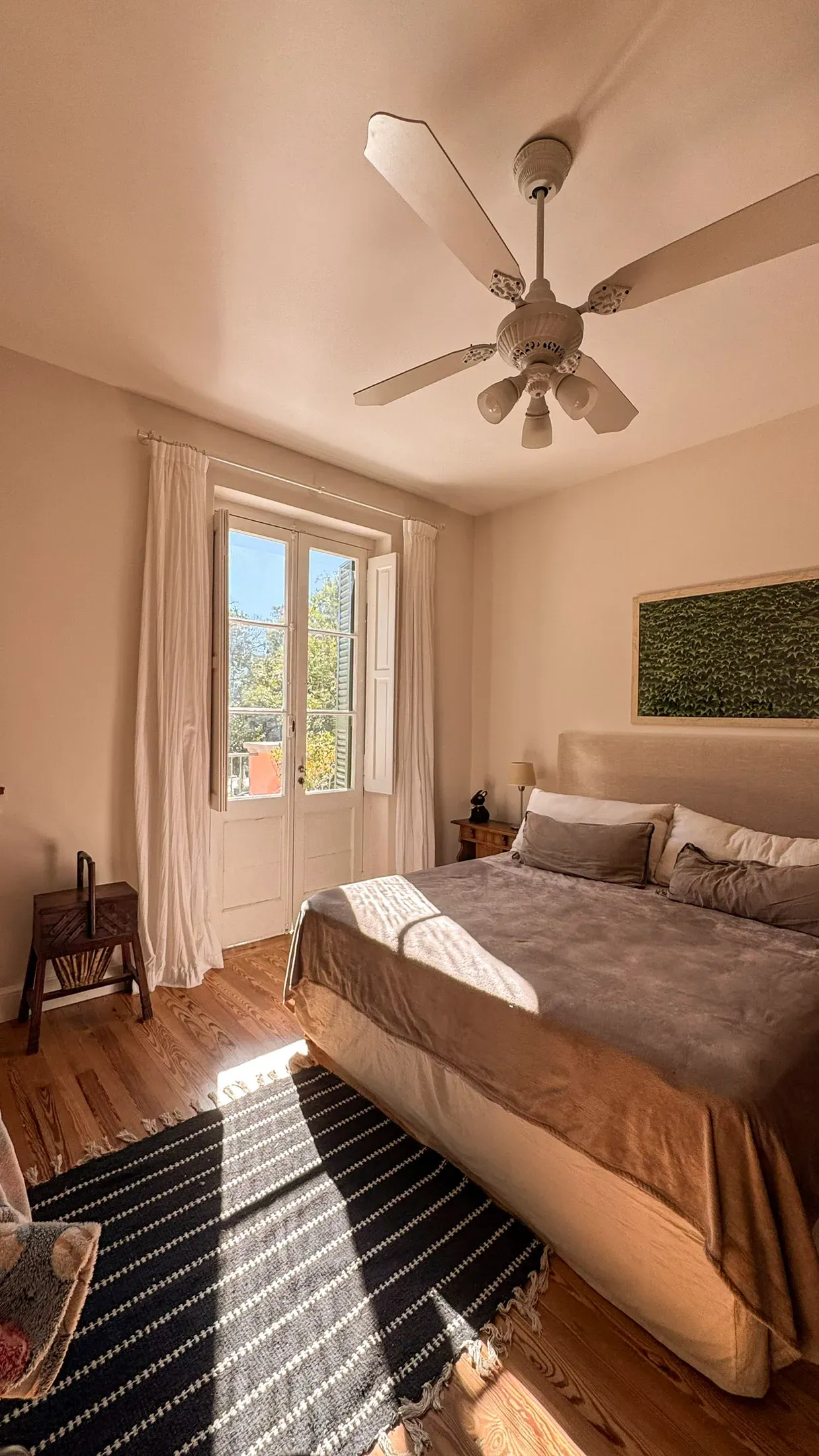 Trabajo de cortinas tradicionales en dormitorios y dormitorio principal.