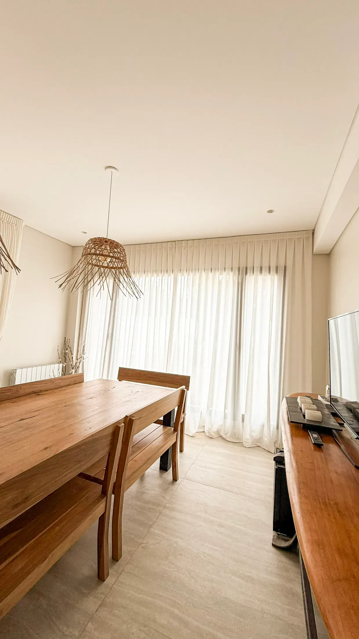 Trabajo de cortinas tradicionales en comedor.
