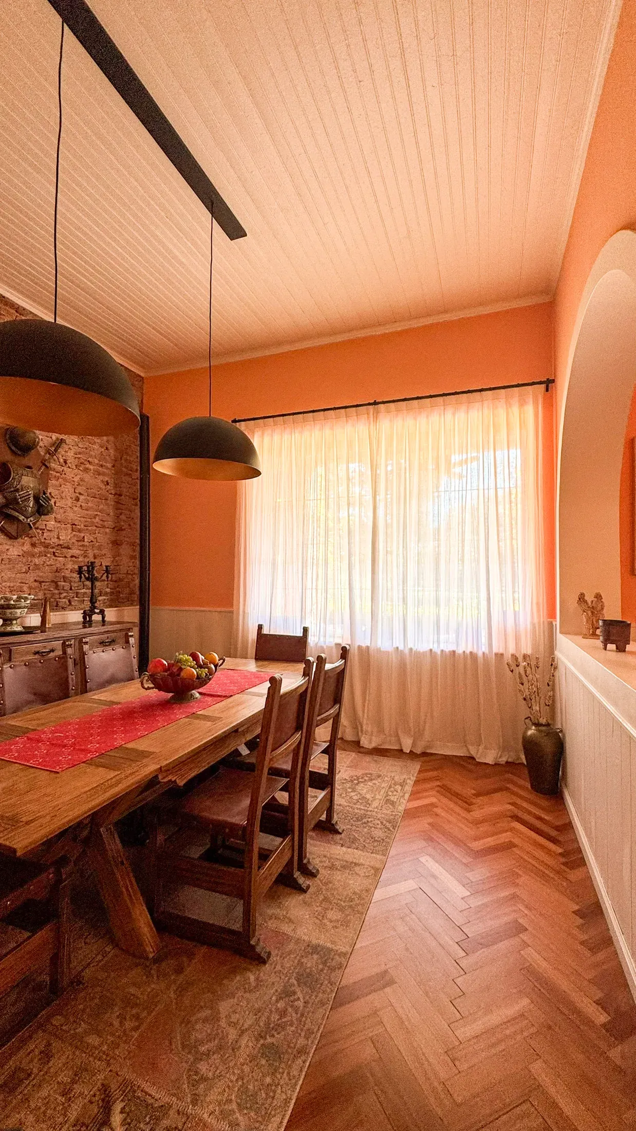 Trabajo de cortinas tradicionales en comedor y cocina.