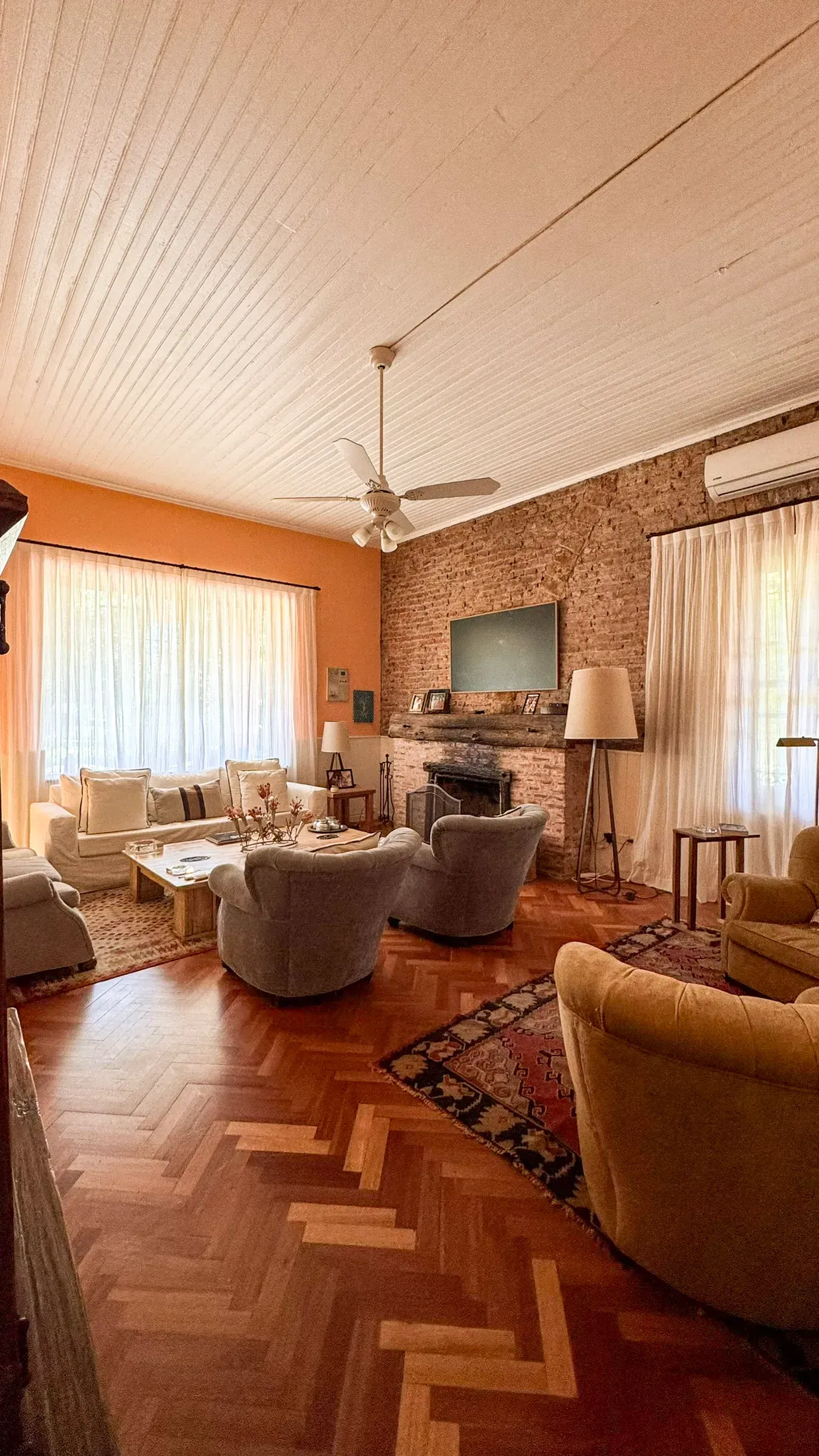 Trabajo de cortinas tradicionales en living.