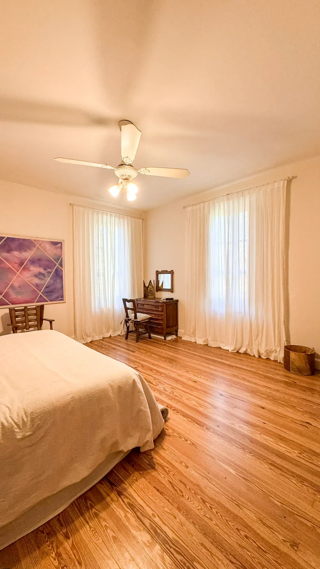 Trabajo de cortinas tradicionales en dormitorios y dormitorio principal.