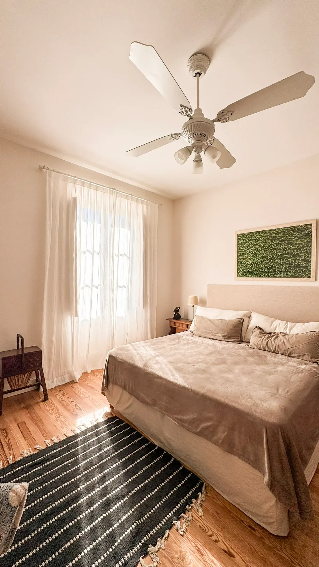 Trabajo de cortinas tradicionales en dormitorios y dormitorio principal.