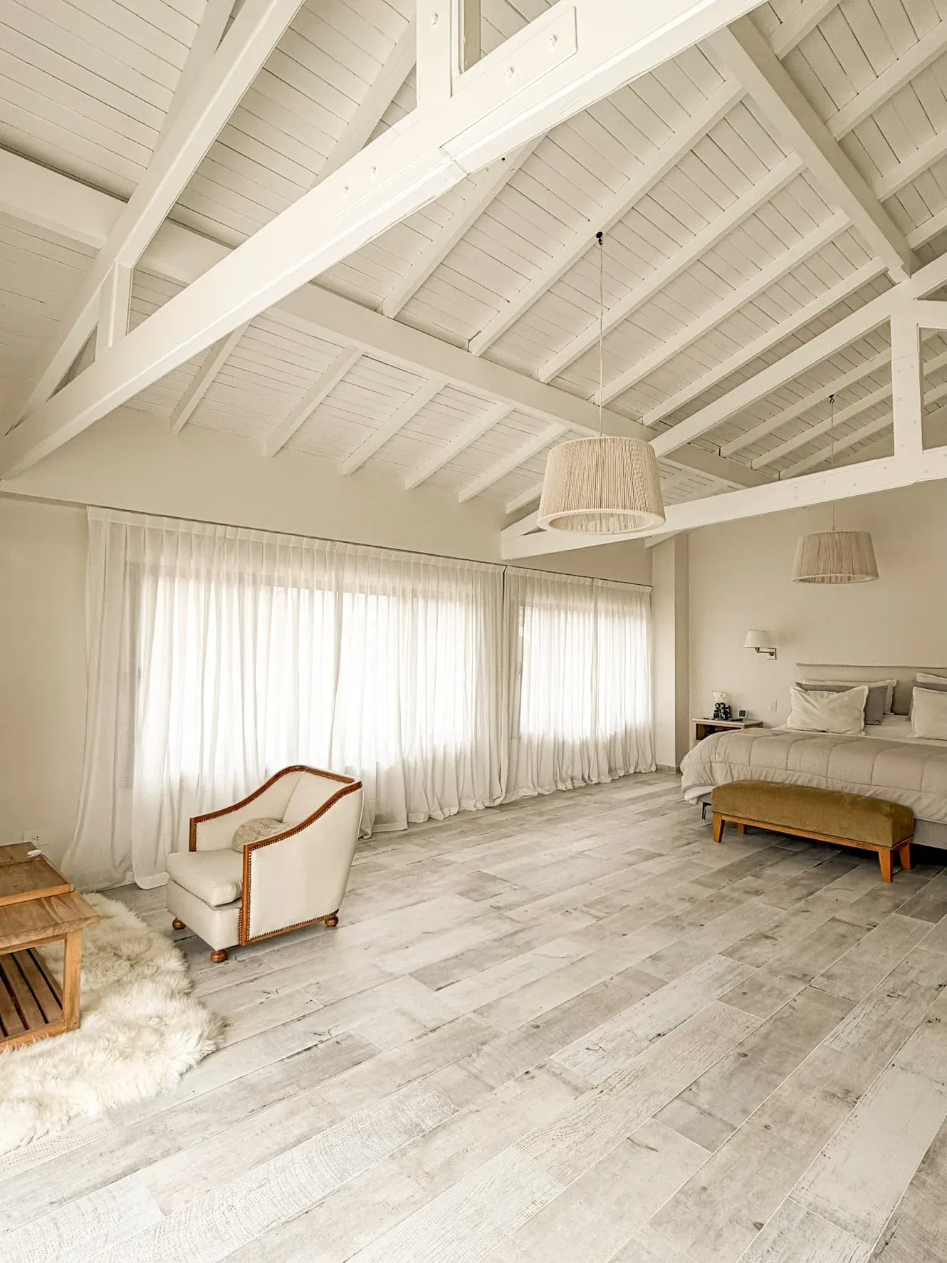 Trabajo de cortinas tradicionales en dormitorios y dormitorio principal.