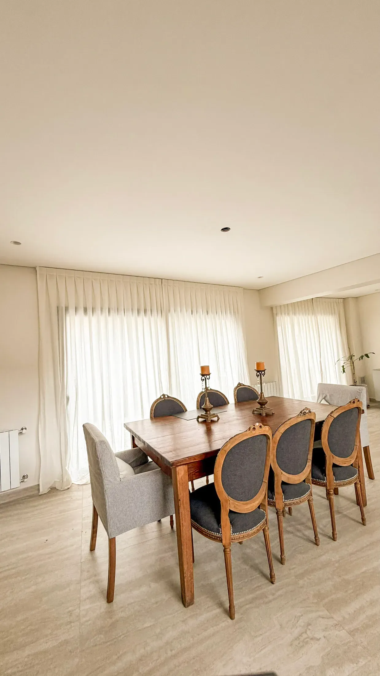 Trabajo de cortinas tradicionales en comedor.