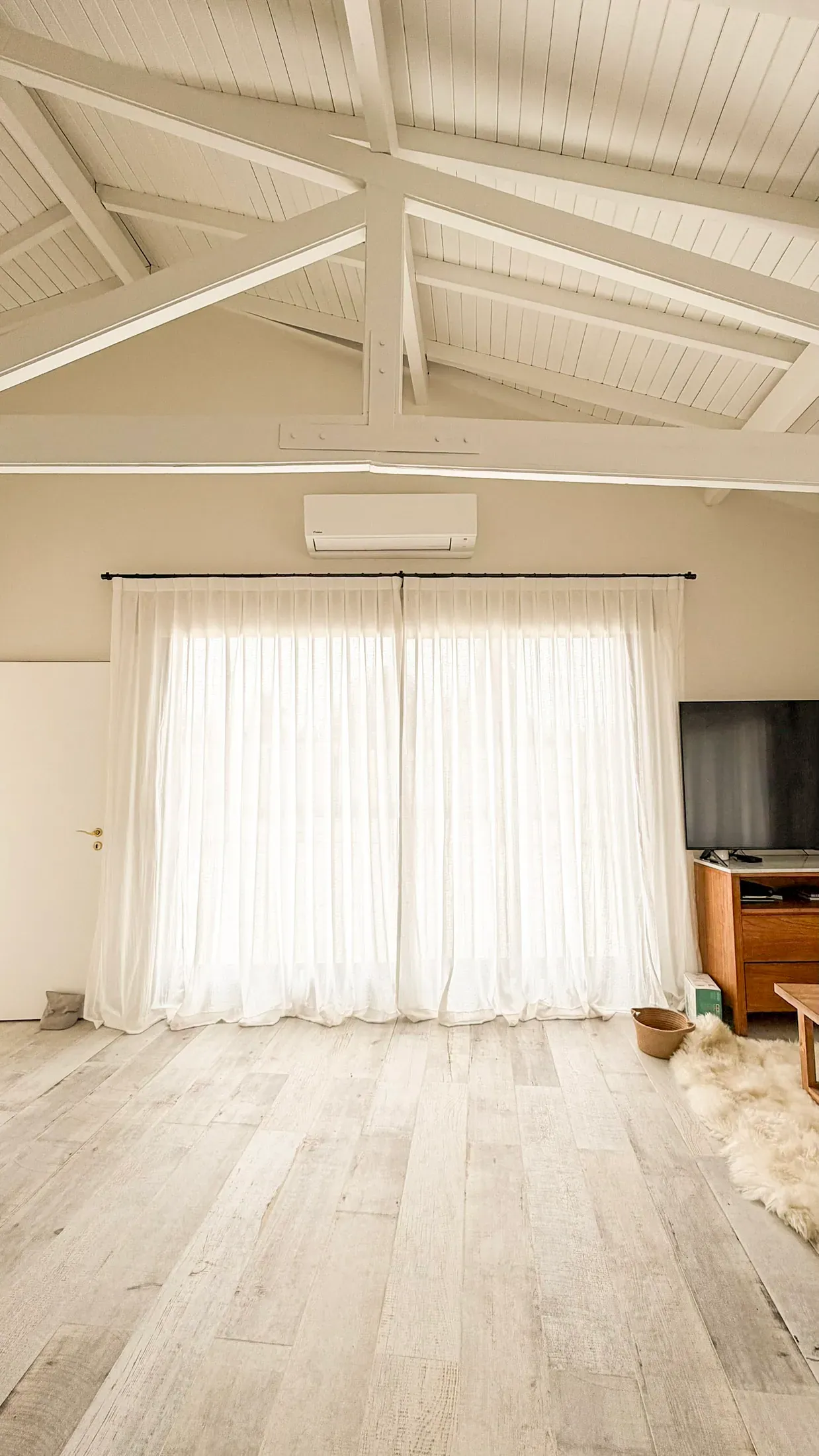Trabajo de cortinas tradicionales en living.