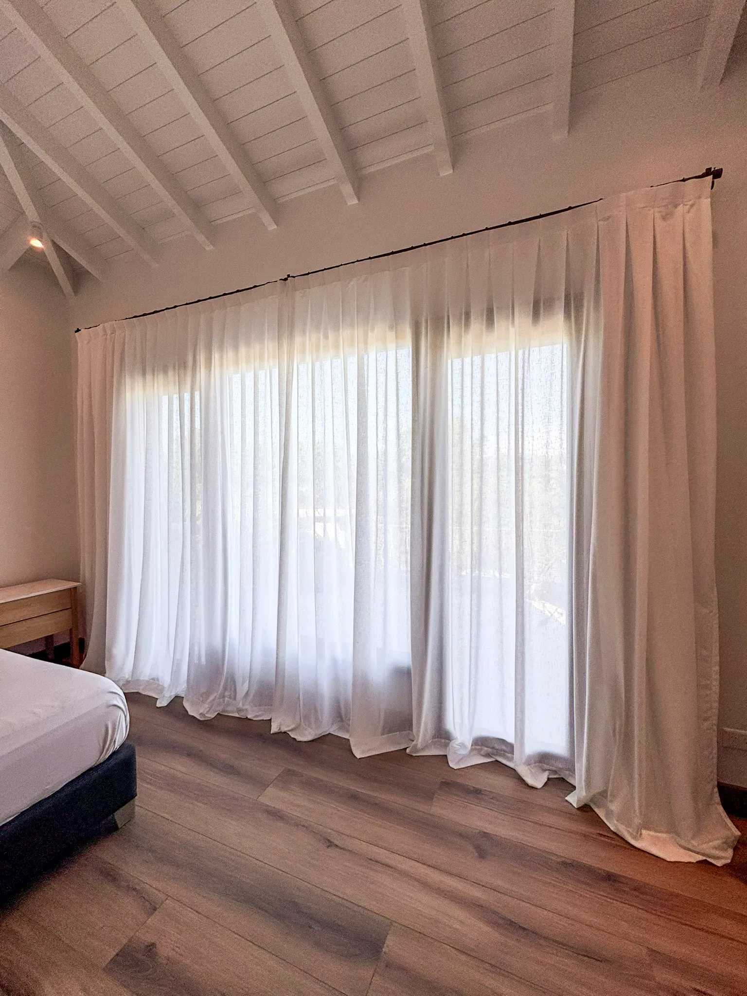 Trabajo de cortinas tradicionales en dormitorios y dormitorio principal.