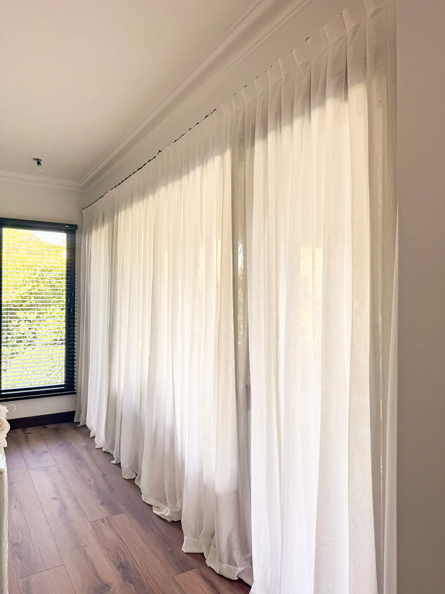 Trabajo de cortinas tradicionales en dormitorios.