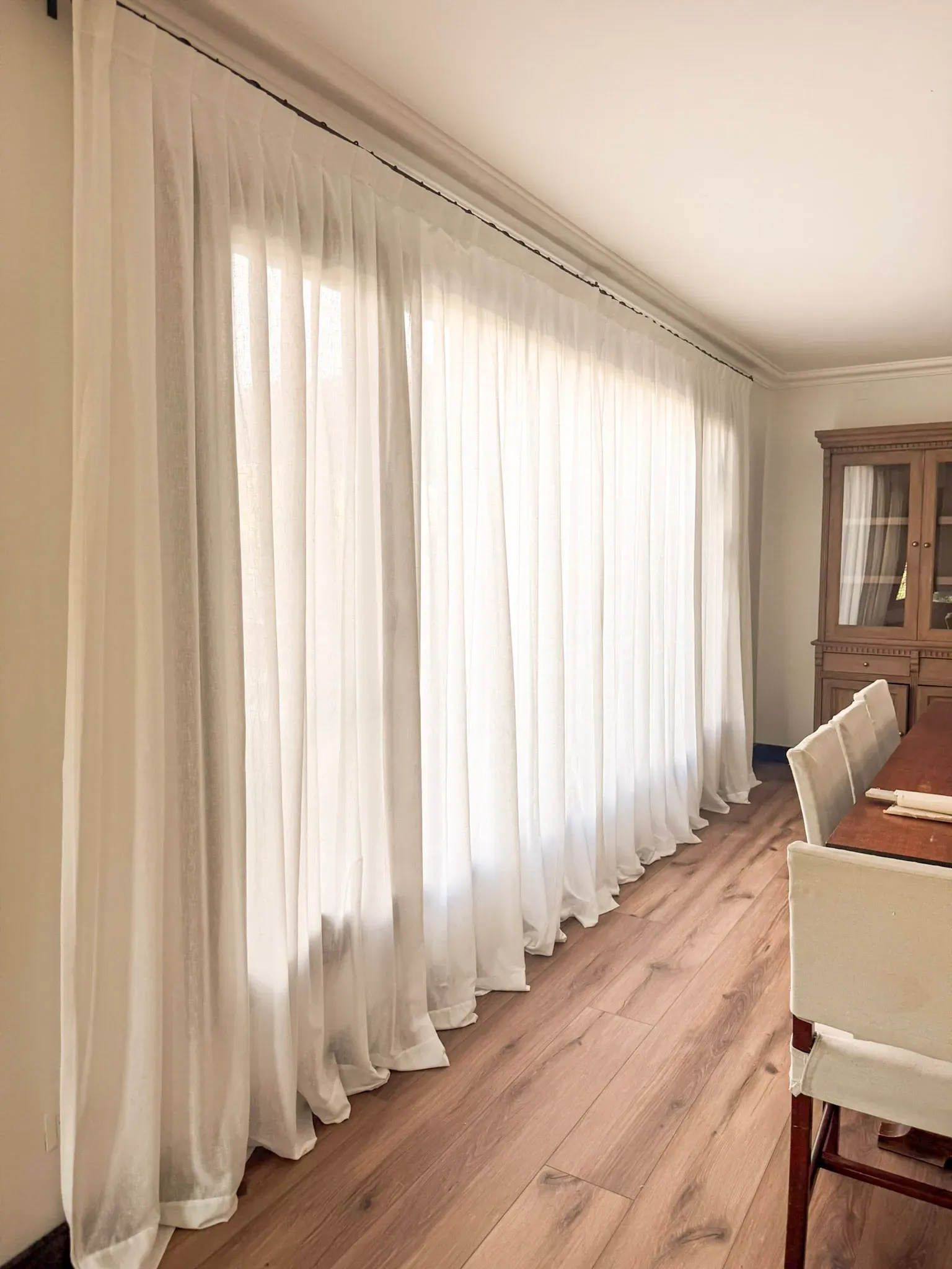 Trabajo de cortinas tradicionales en living.