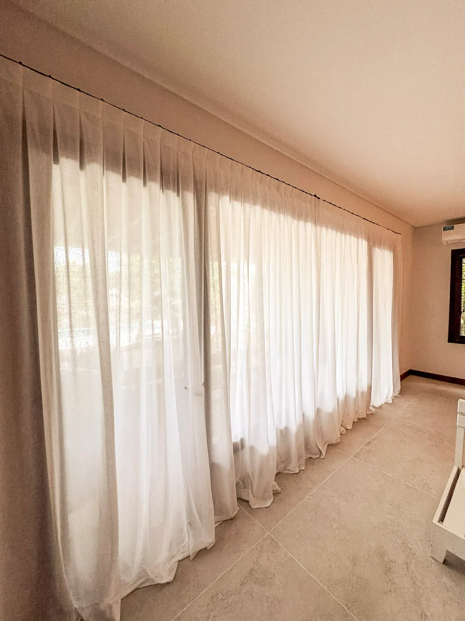 Trabajo de cortinas tradicionales en living.