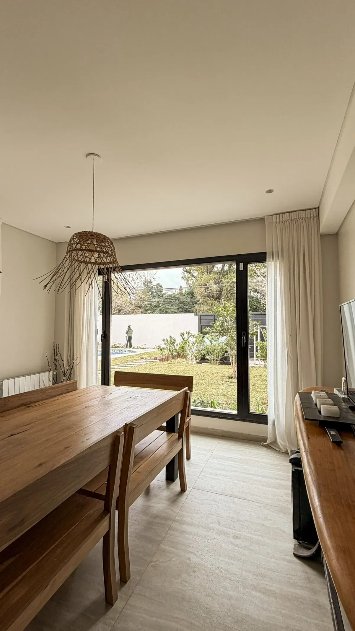Trabajo de cortinas tradicionales en comedor y cocina.