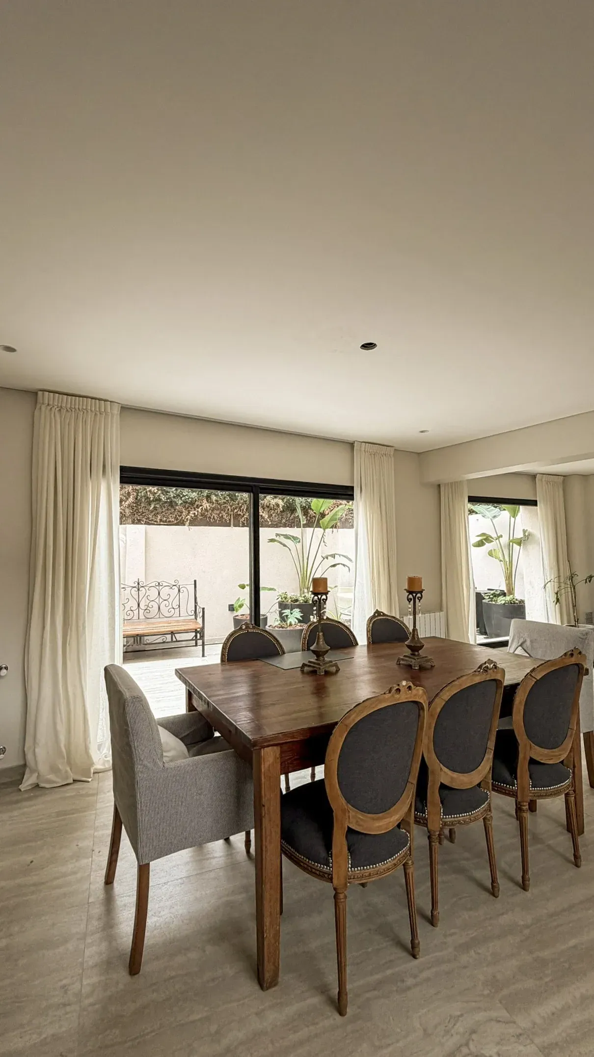 Trabajo de cortinas tradicionales en comedor y cocina.