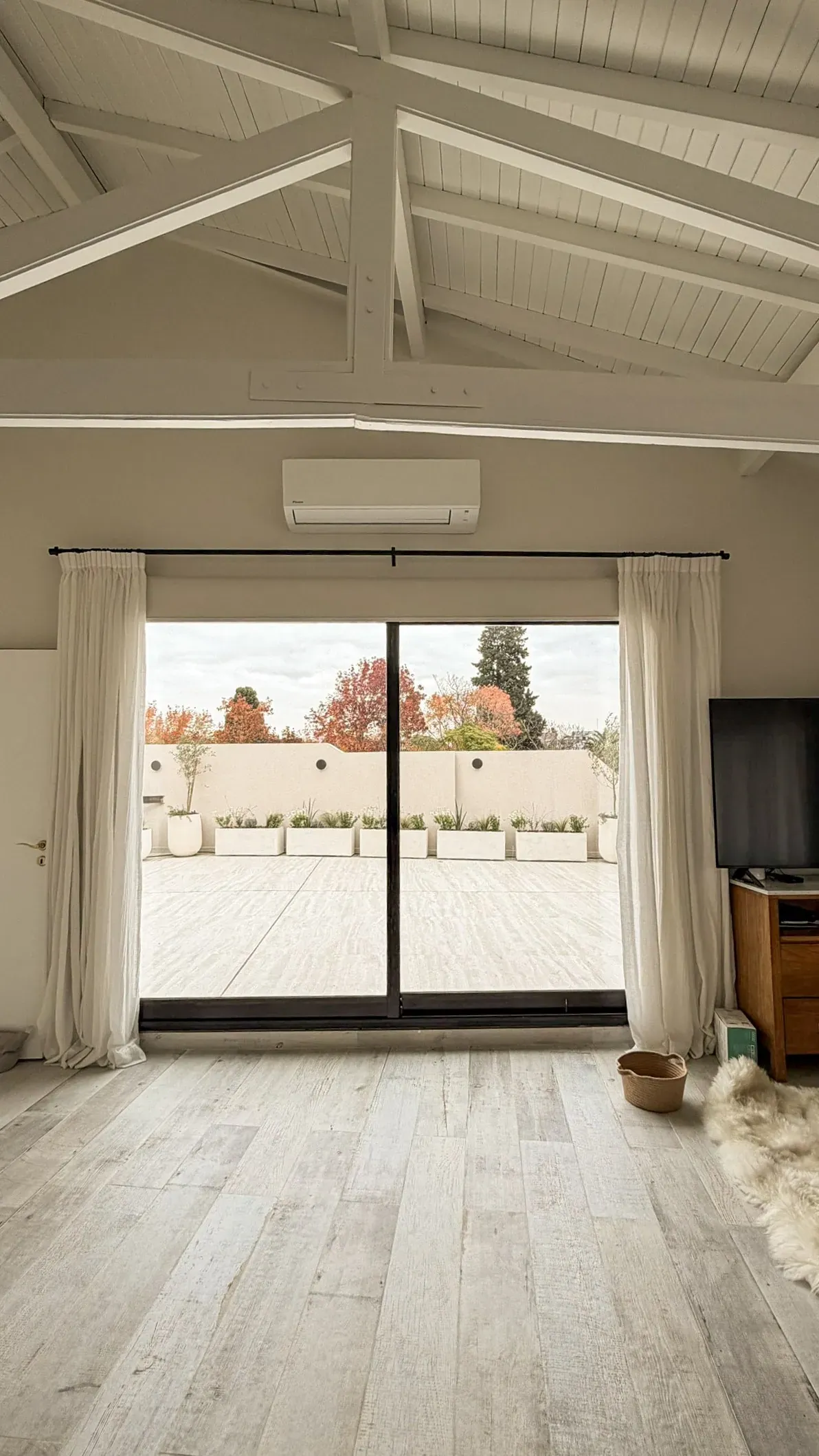 Trabajo de cortinas tradicionales en living.
