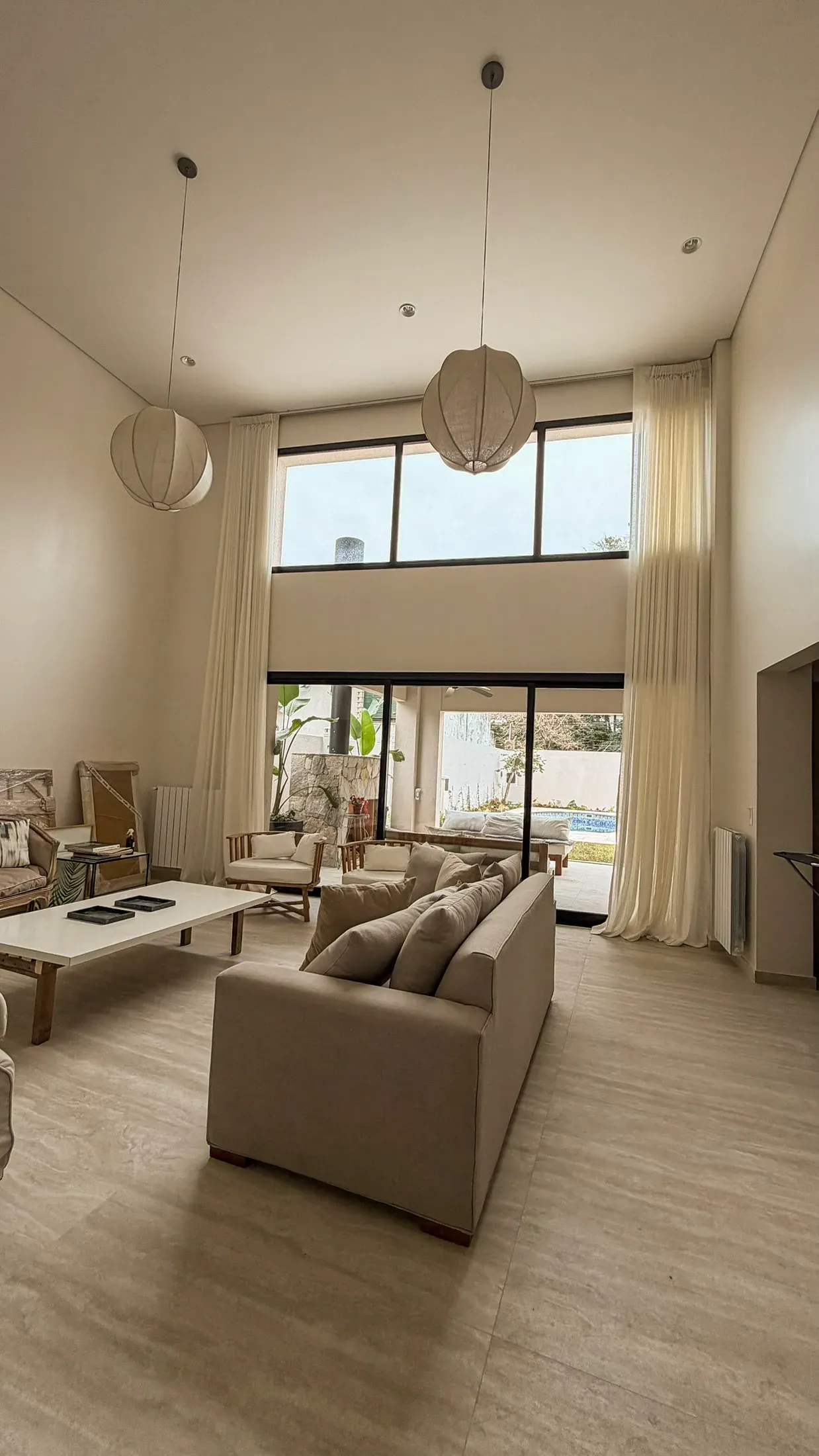 Trabajo de cortinas tradicionales en living.