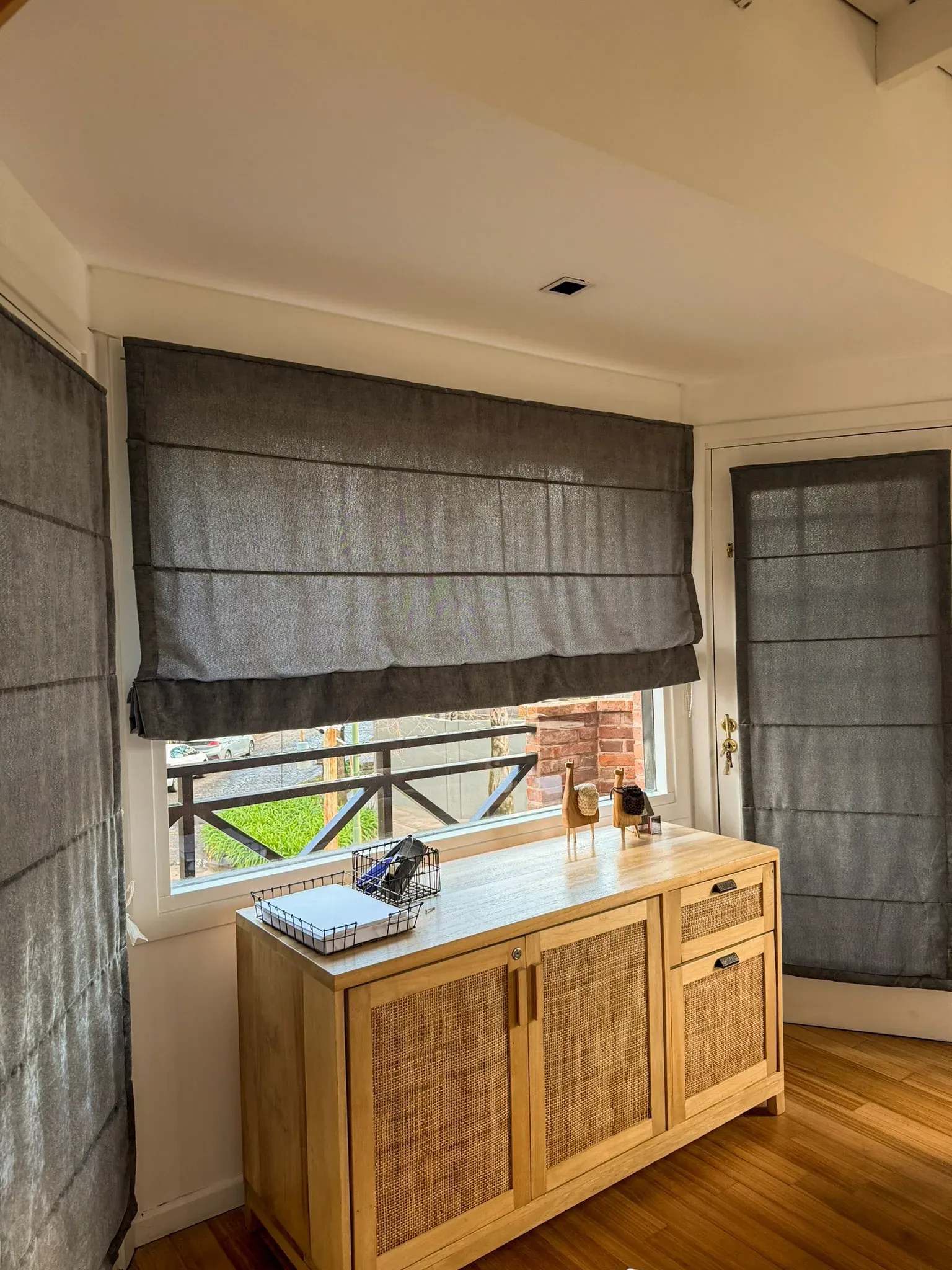 Trabajo de cortinas romanas en escritorio.